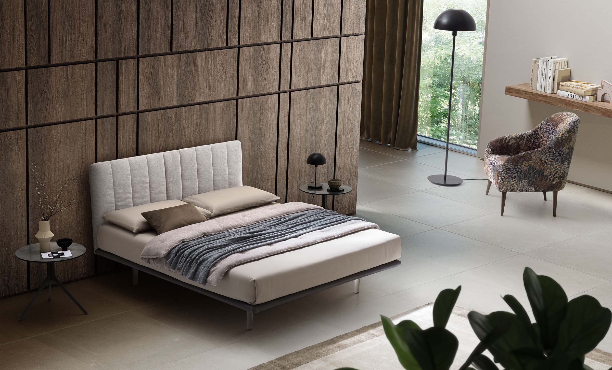 Camera di design arredata con letto di design bianco e salvaspazio