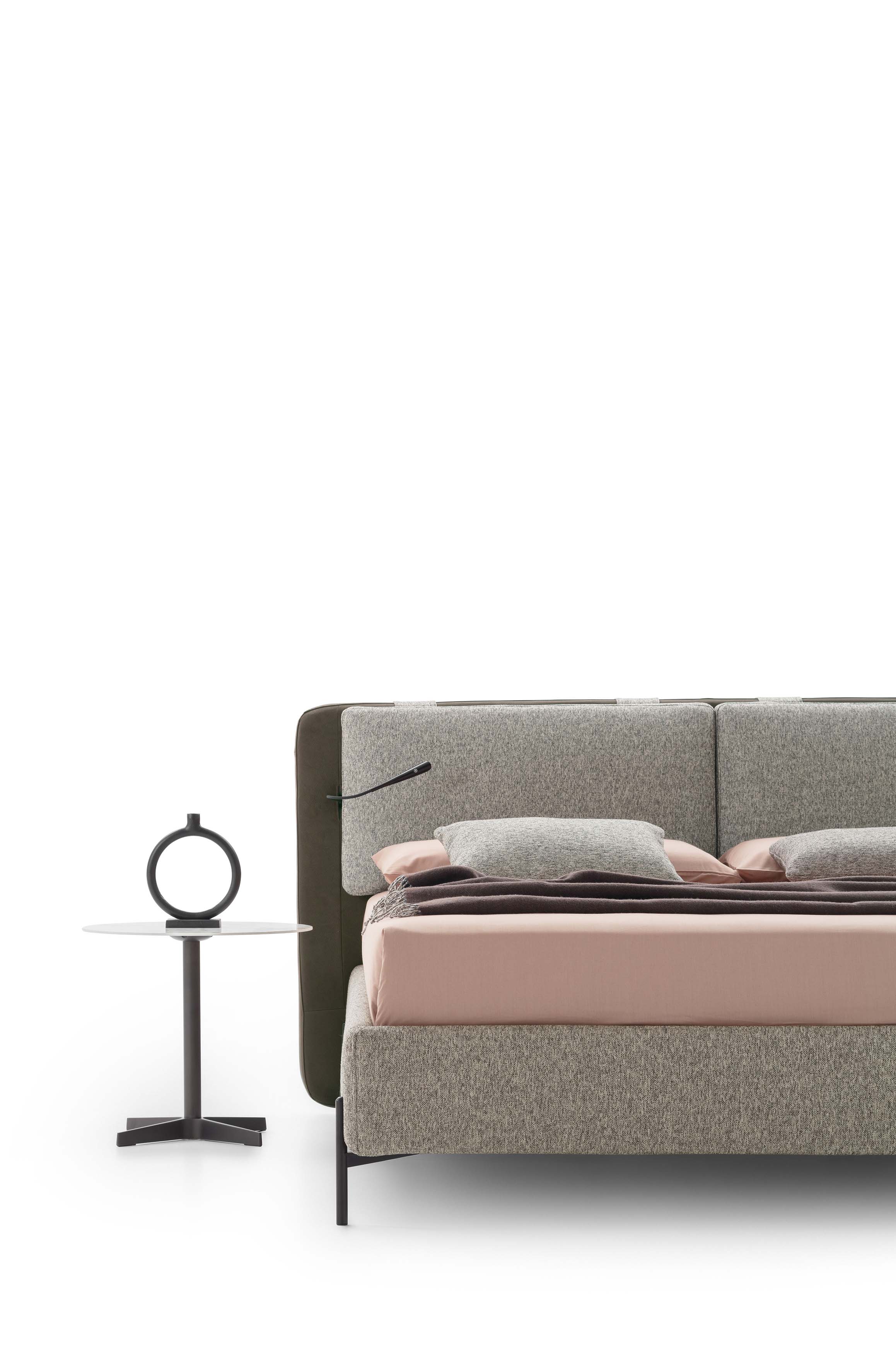 Letto con piedini alti in acciaio verniciato scuro e giroletto medio-alto