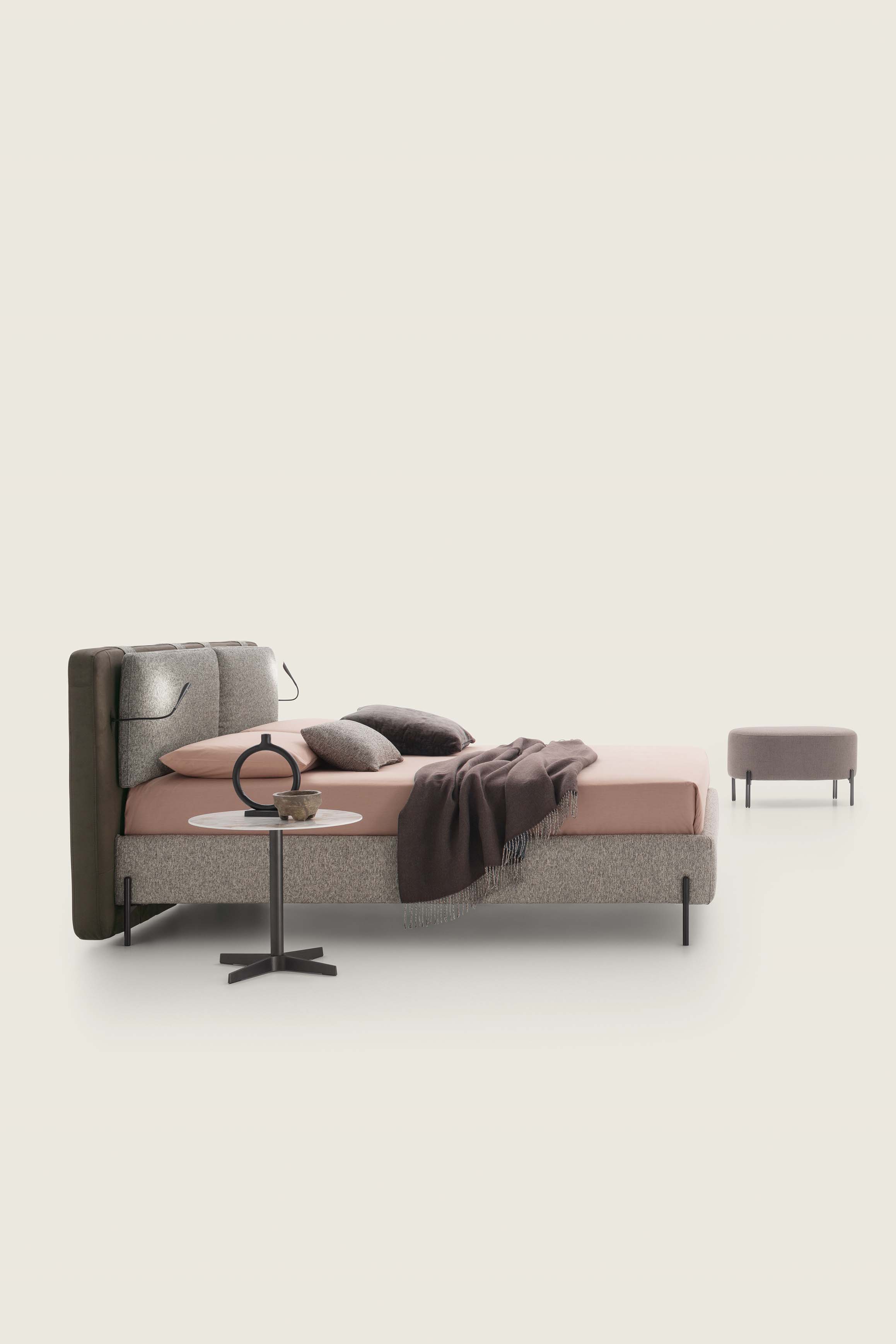 Letto con struttura colore grigio e testiera marrone scuro