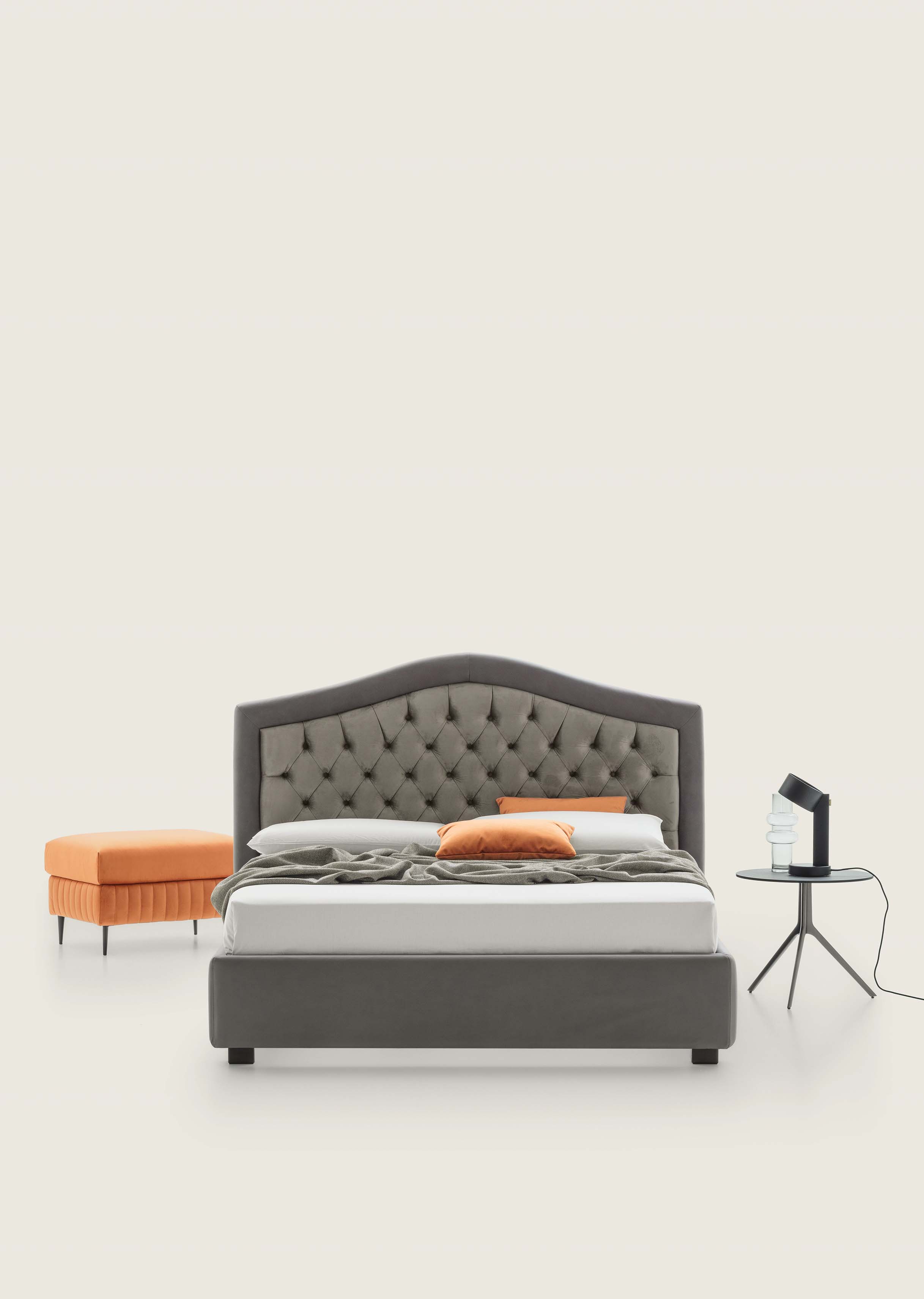 Letto stile chesterfield con rivestimento bicolore grigio e grigio scuro
