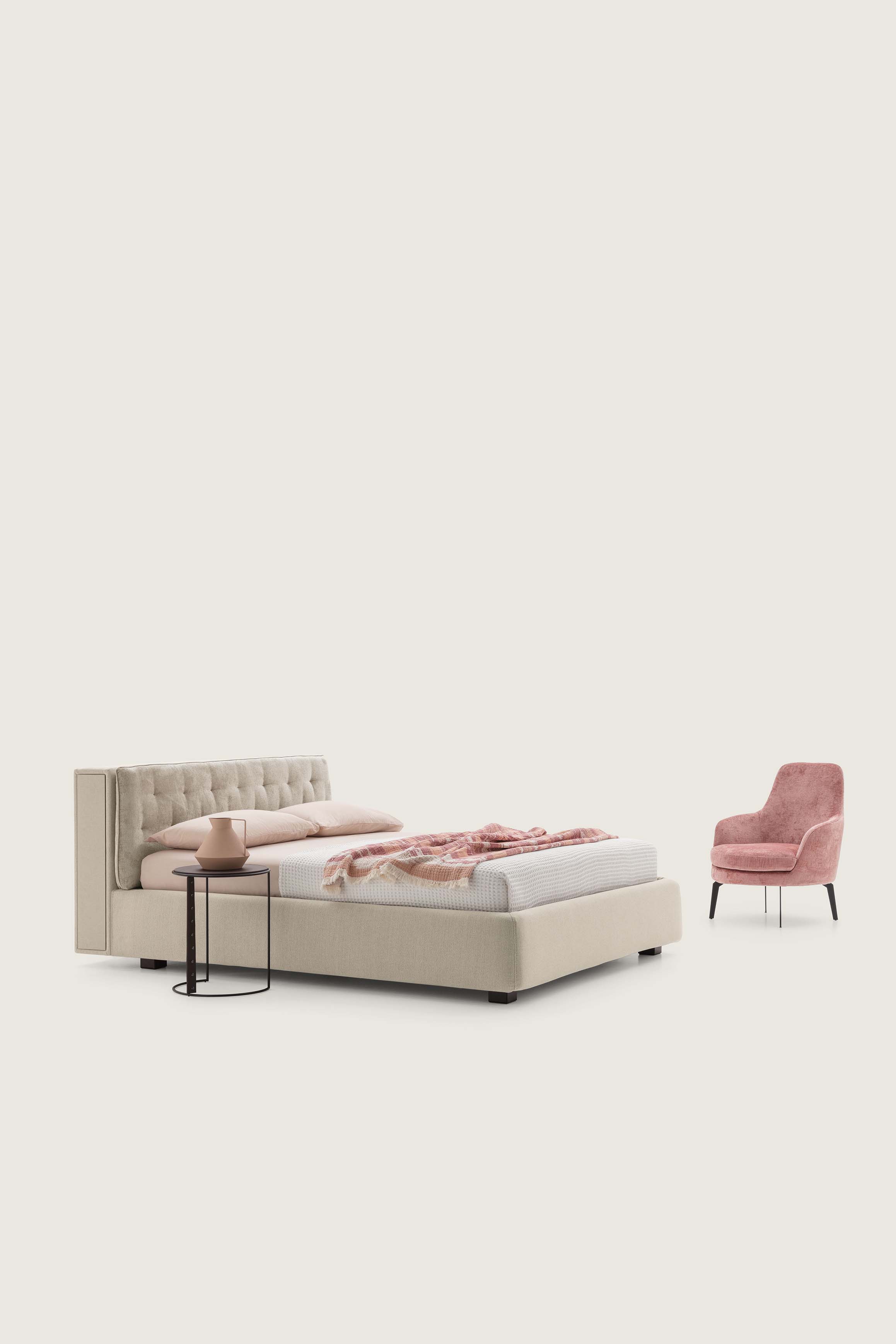 Letto classico con testiera imbottita capitonné color crema e libreria estraibile