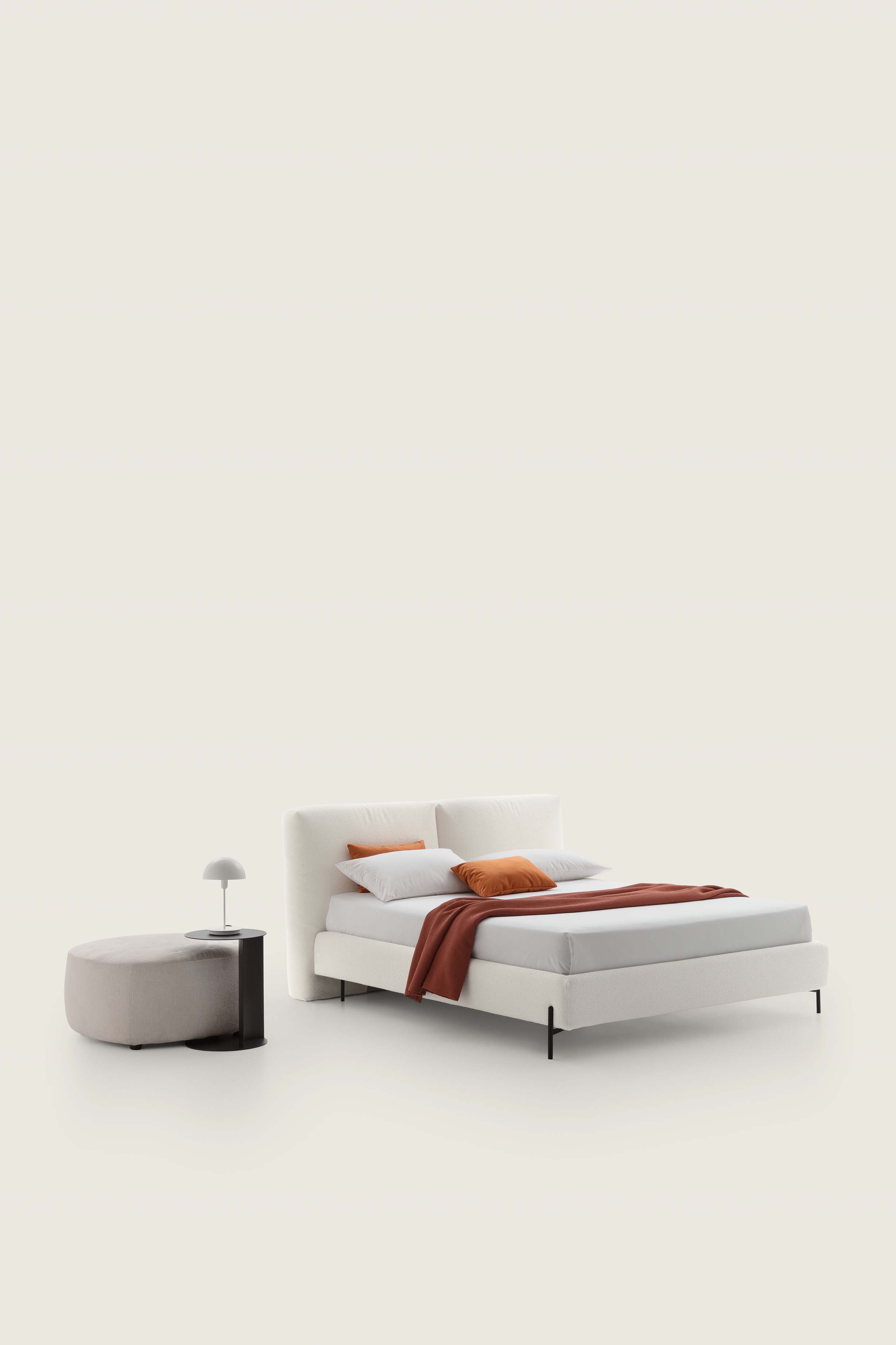 Letto bianco moderno con piedini alti in acciaio verniciato e giroletto medio