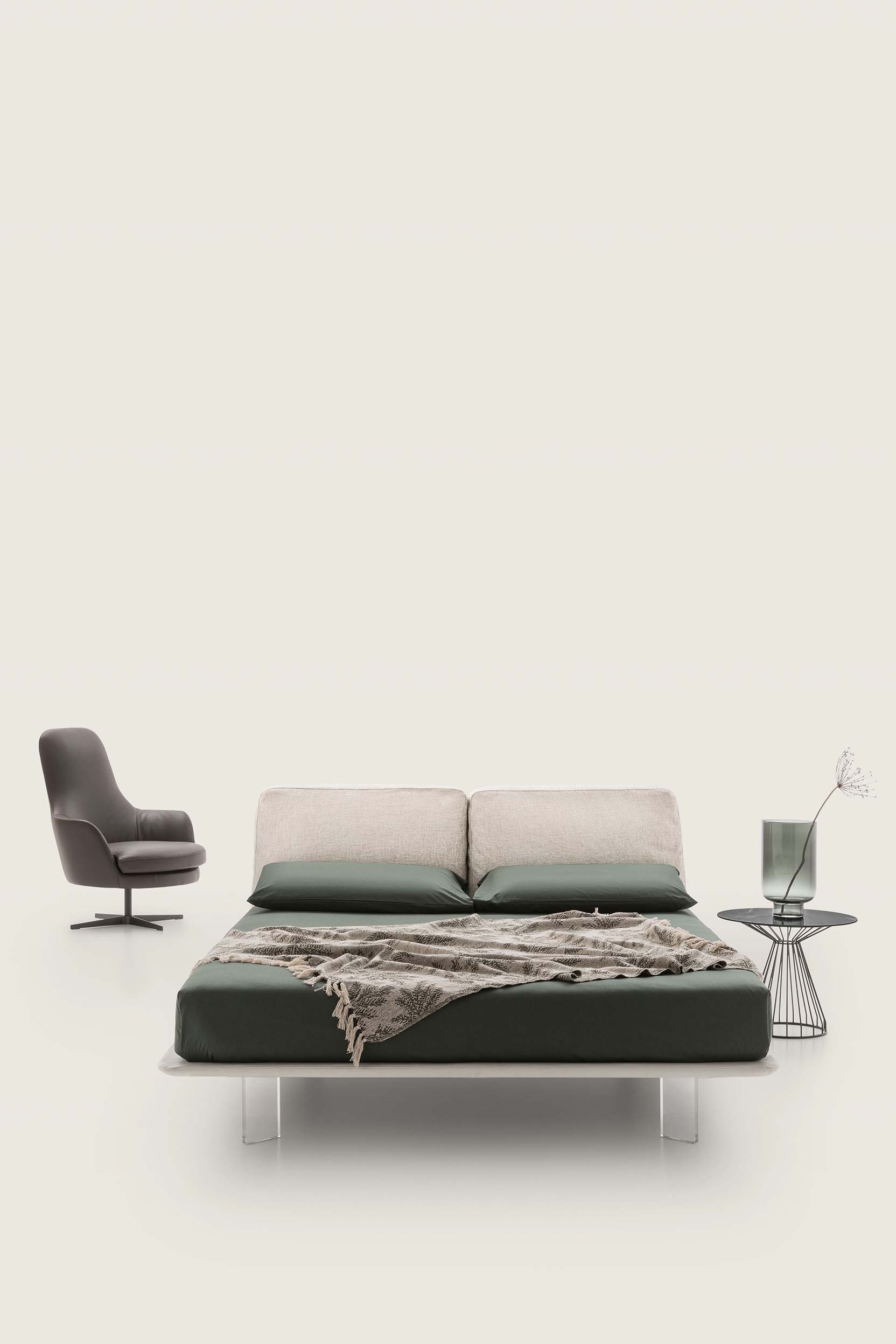 Letto matrimoniale color avorio con piedini alti in vetro e giroletto sottilissimo