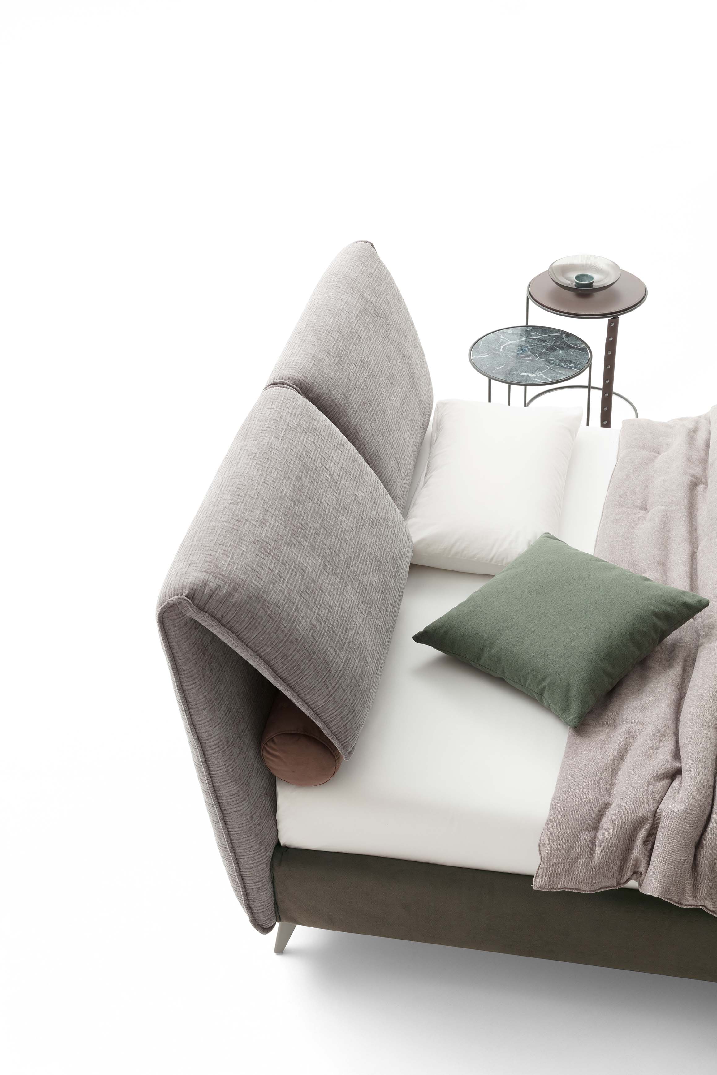 Dettaglio della testiera regolabile di un letto matrimoniale di design
