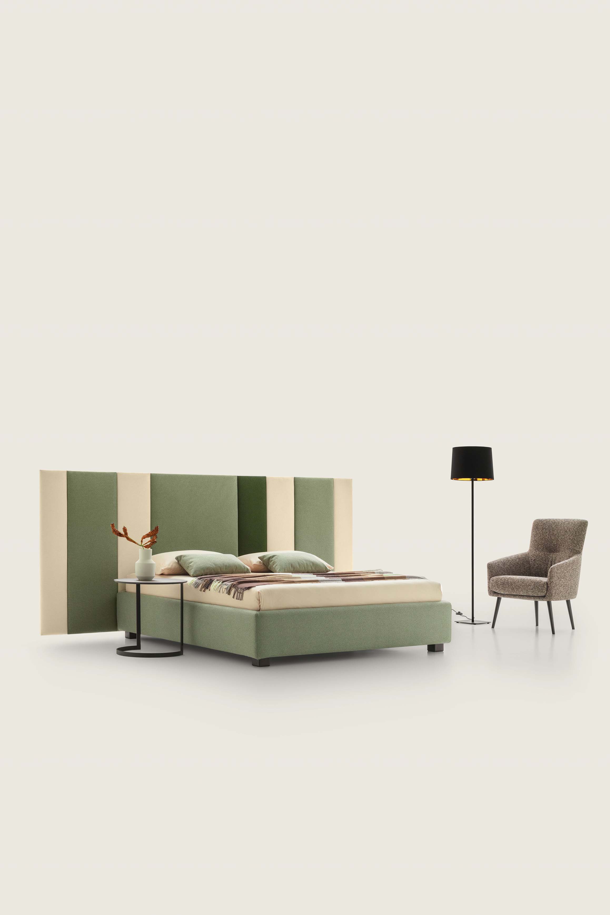 Testiera a muro ampia dai colori verde chiaro, panna e verde scuro per un letto contract