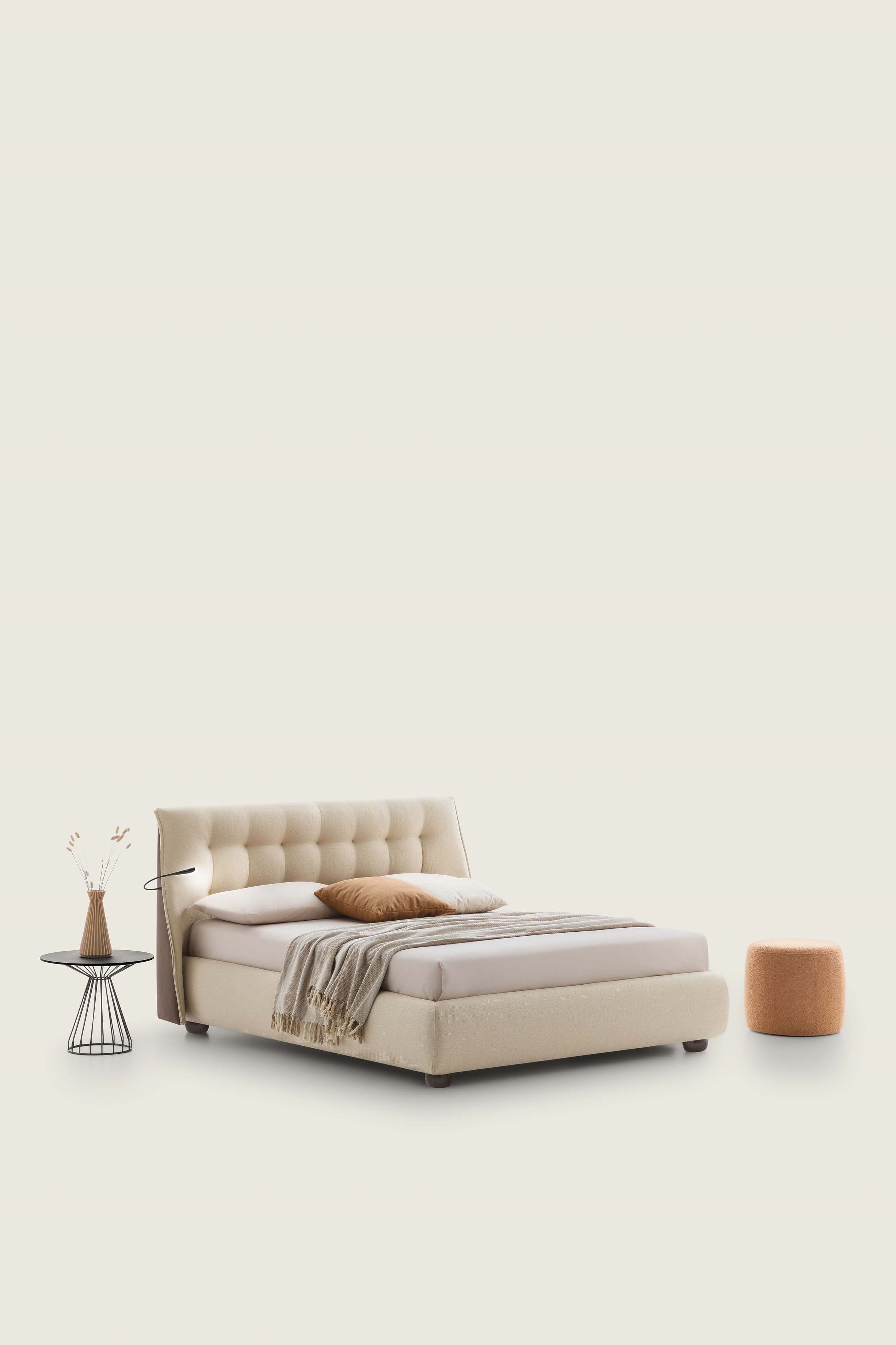 Letto basso in tessuto bicolore crema e marrone stile Chesterfield