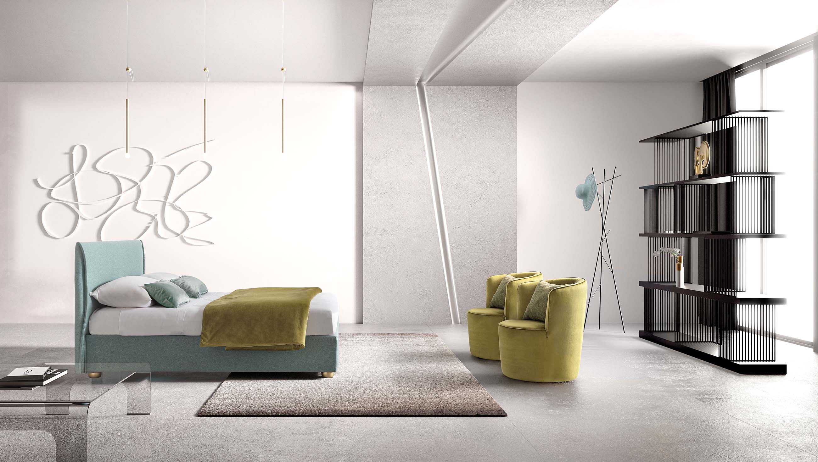Letto compatto e dalla testiera sottile in una stana ampia e moderna con due poltrone e uno scaffale.
