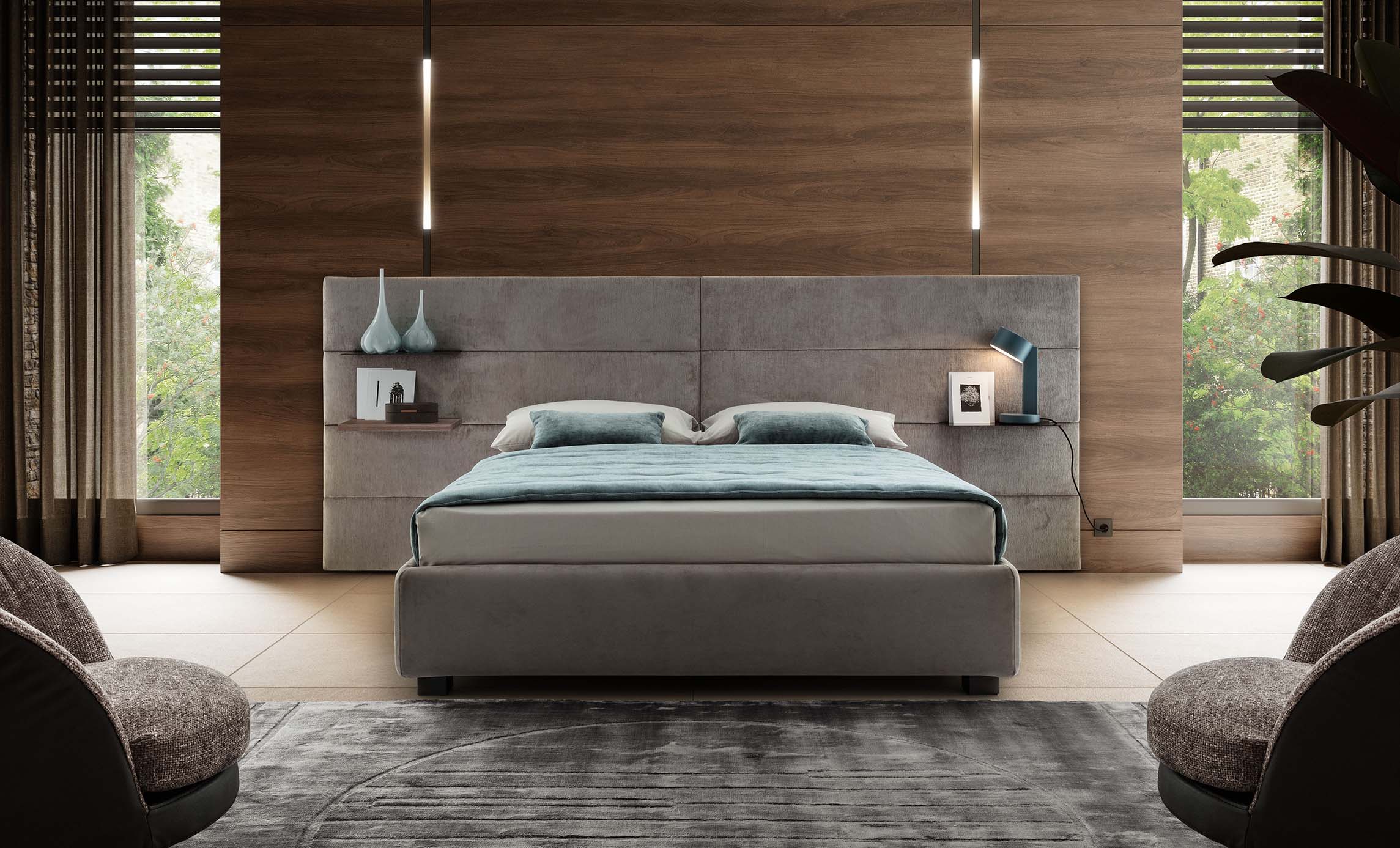 Ampia suite di hotel arredata con letto comodo contract con piedini bassi e giroletto ampio.