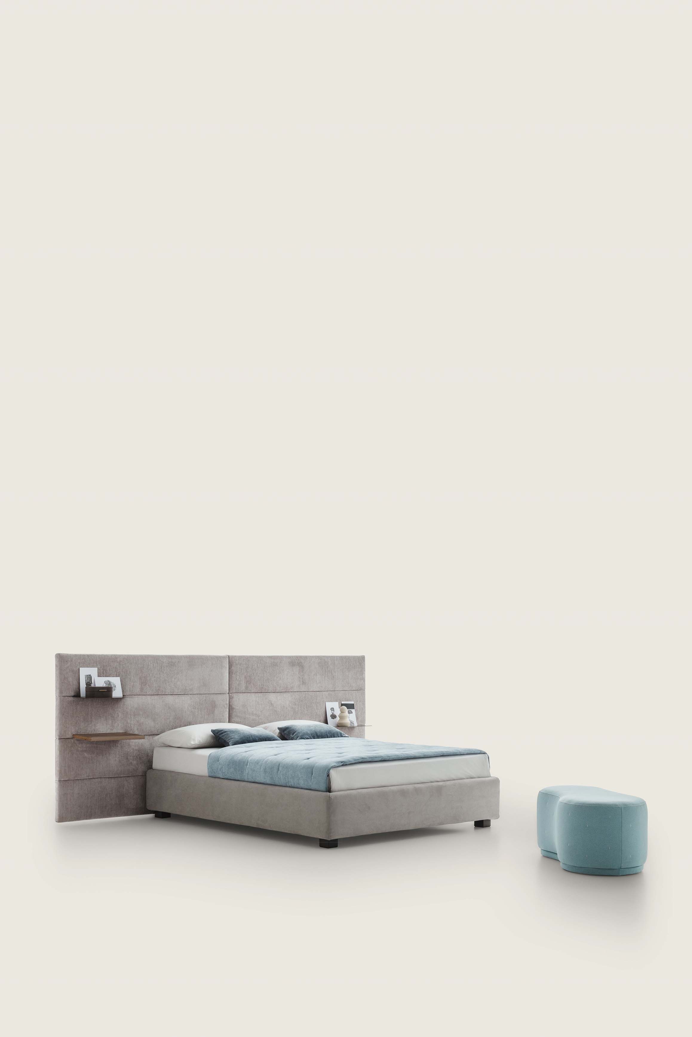 Letto con testiera a muro color grigio stile velluto con ripiani e piedini bassi