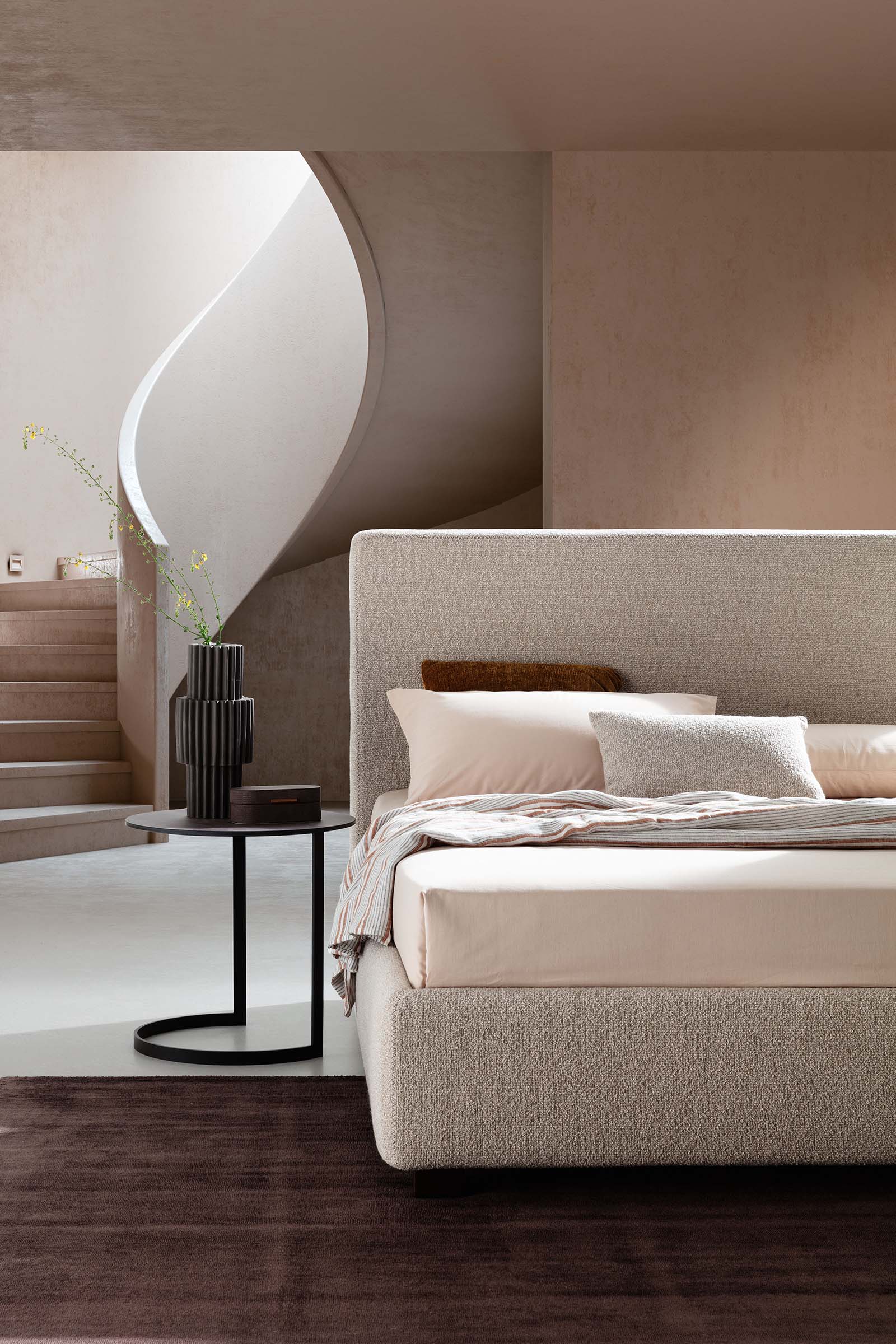 Letto moderno semplice color panna con testiera liscia lineare in un ambiente moderno