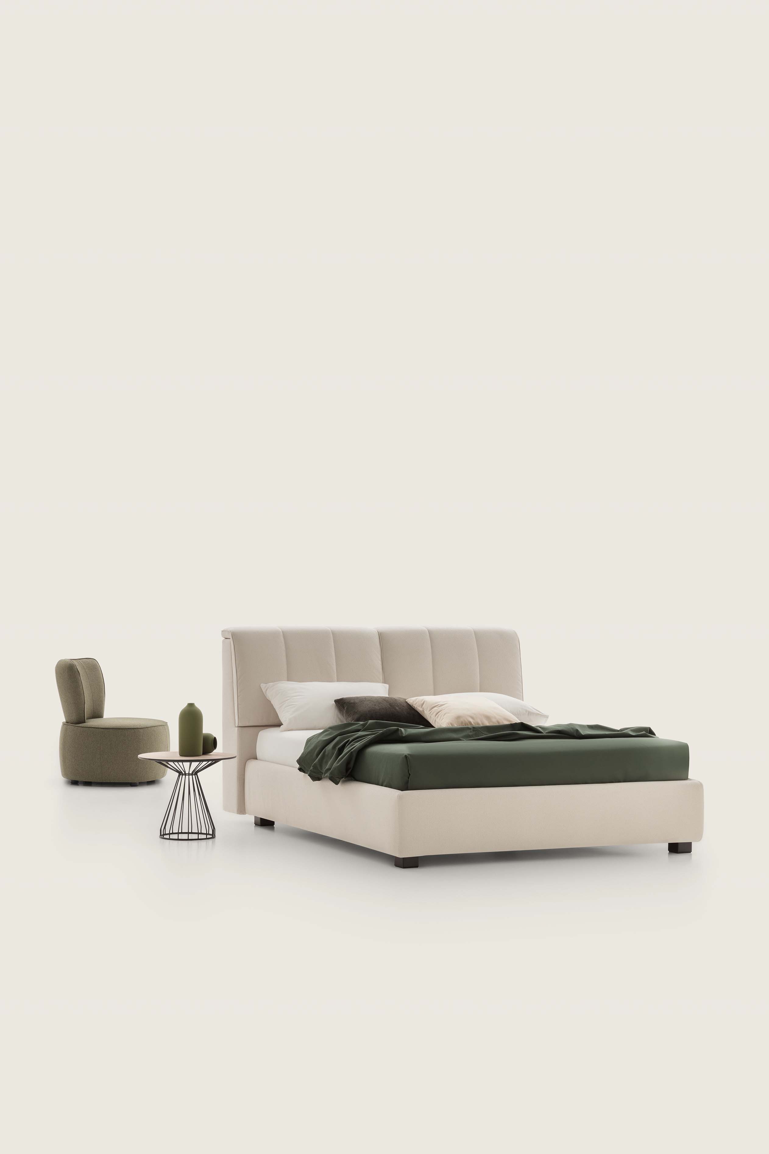 Letto moderno basso color crema con testiera imbottita e giroletto ampio