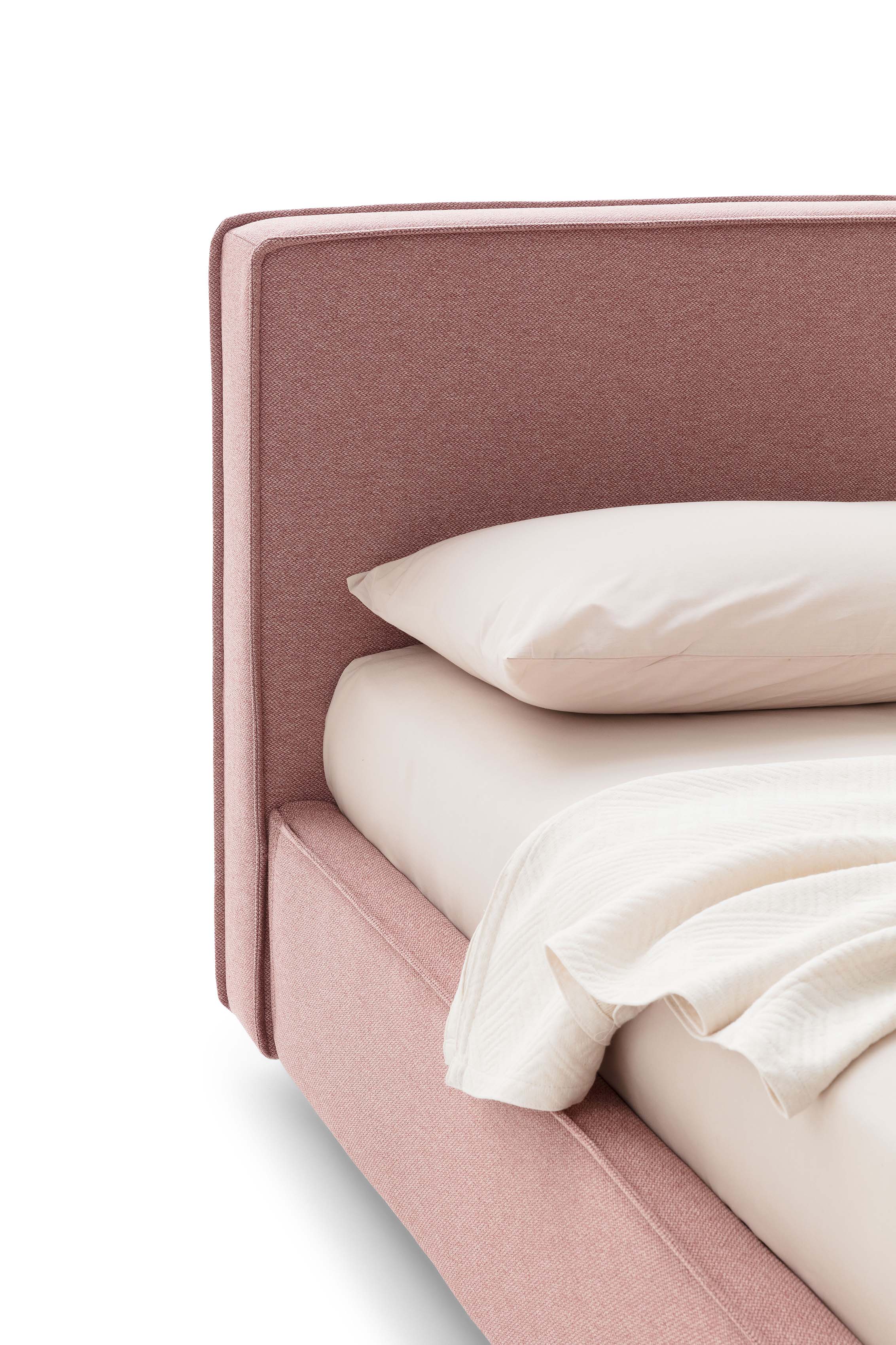 Dettaglio delle bordature esterne di un letto dallo stile classico color rosa antico