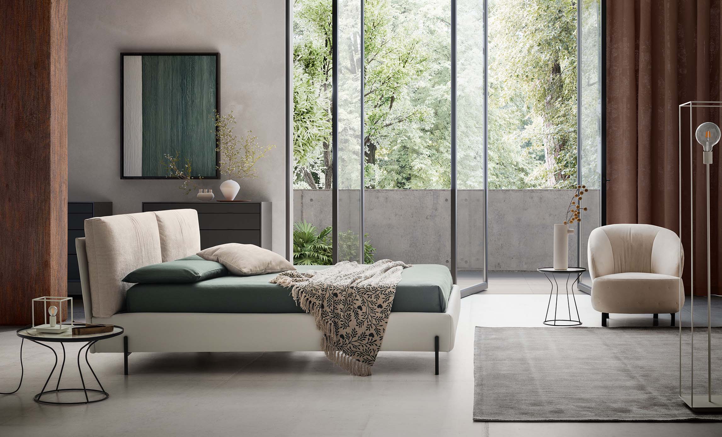 Stanza moderna arredata con letto di design con piedini alti sottili e di metallo verniciato