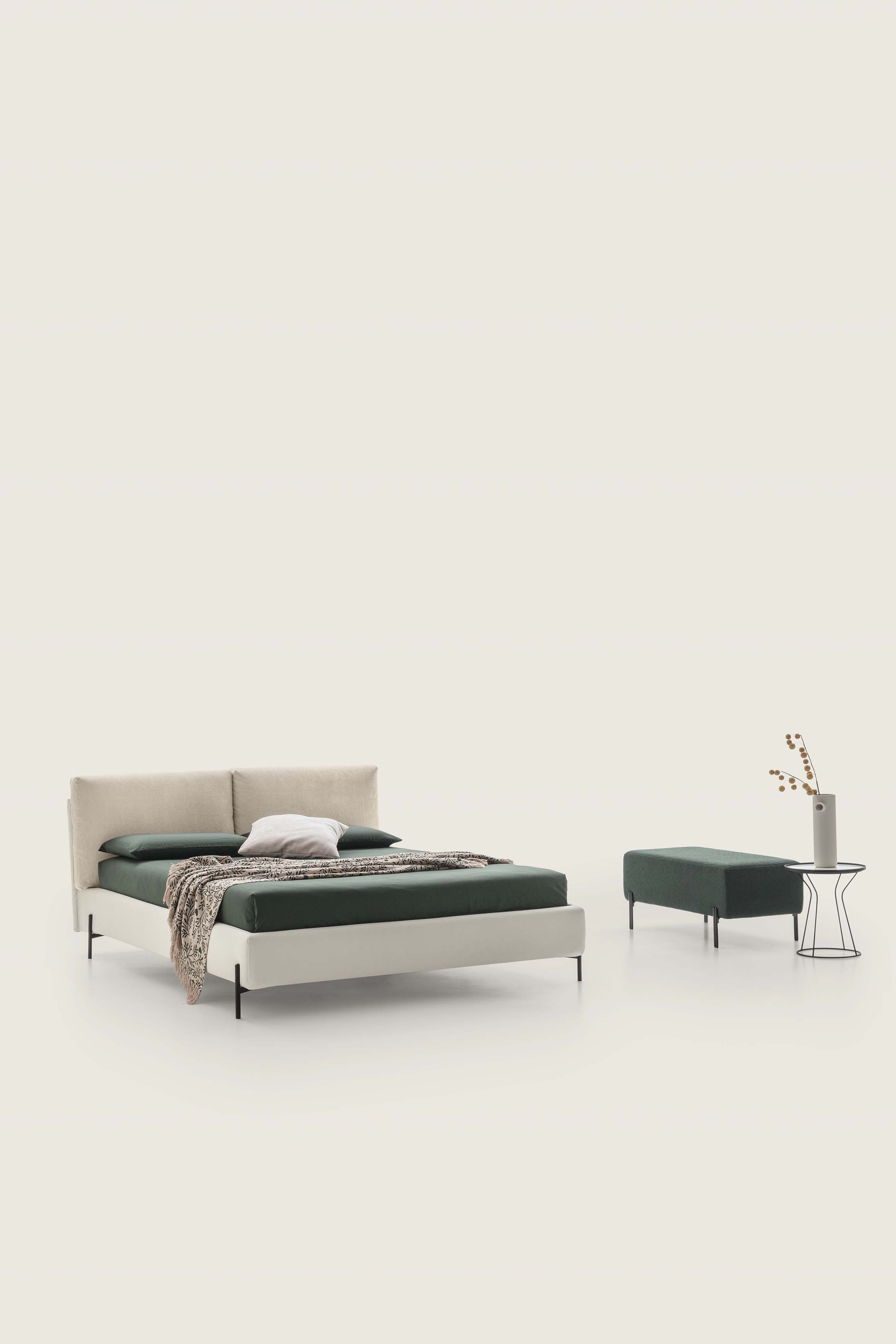 Letto matrimoniale color panna bicolore moderno con cuscini con panca verde abbinata