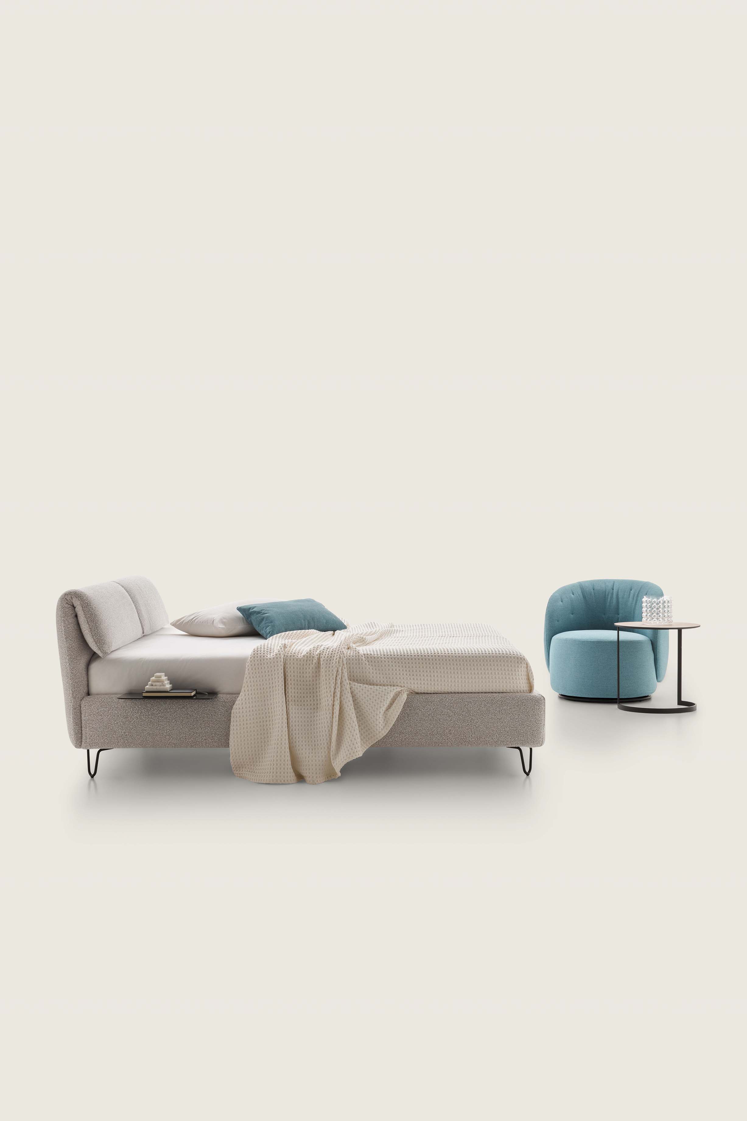 Letto grigio in tessuto simil-velluto con piedini medio-alti in metallo verniciato di design e vassoio incorporato