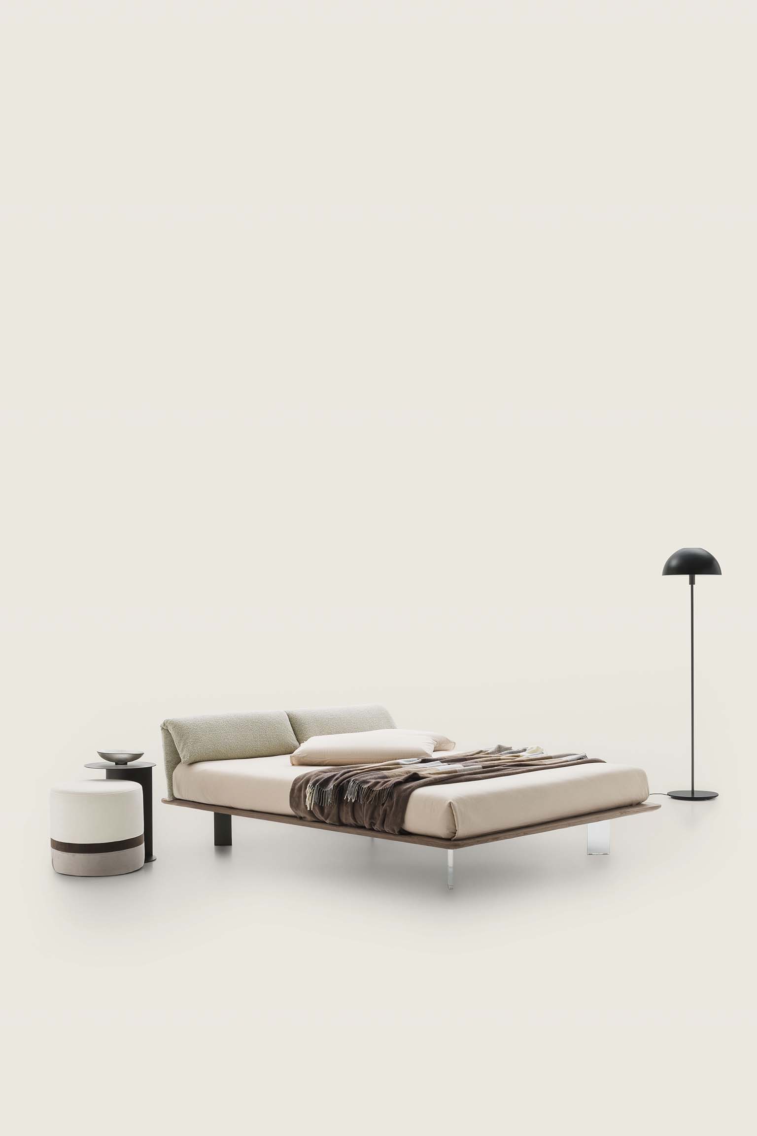 Letto moderno con giroletto marrone e testiera color panna con cuscini pieghevoli