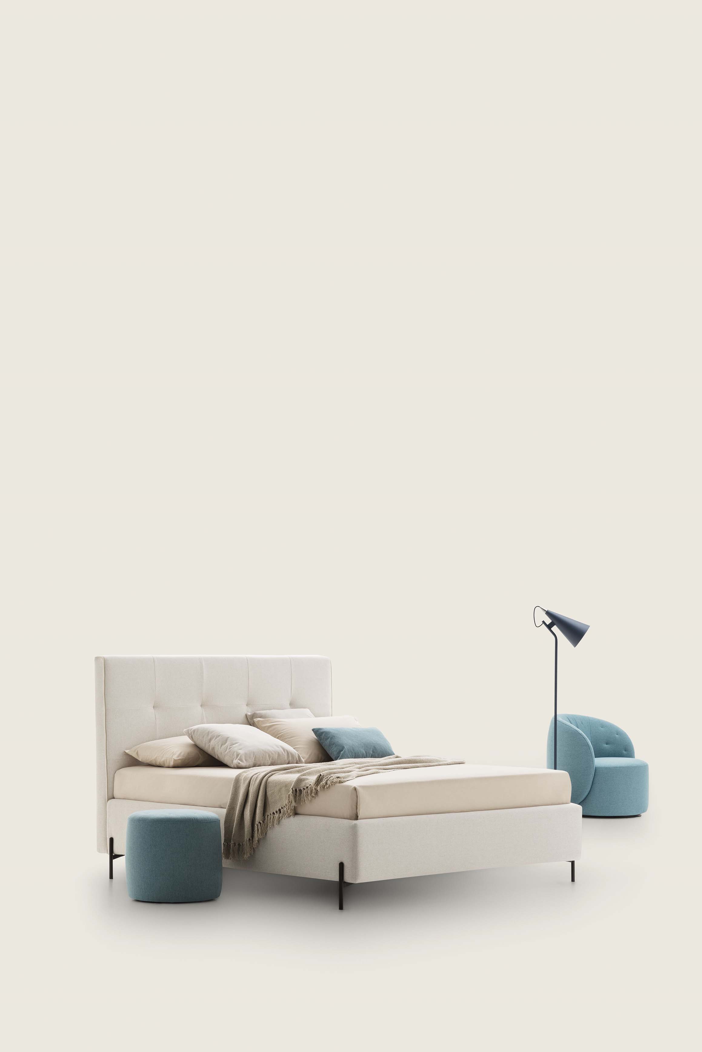 Letto matrimoniale in tessuto bianco/panna con leggero capitonné abbinato a pouf e poltrona azzurra