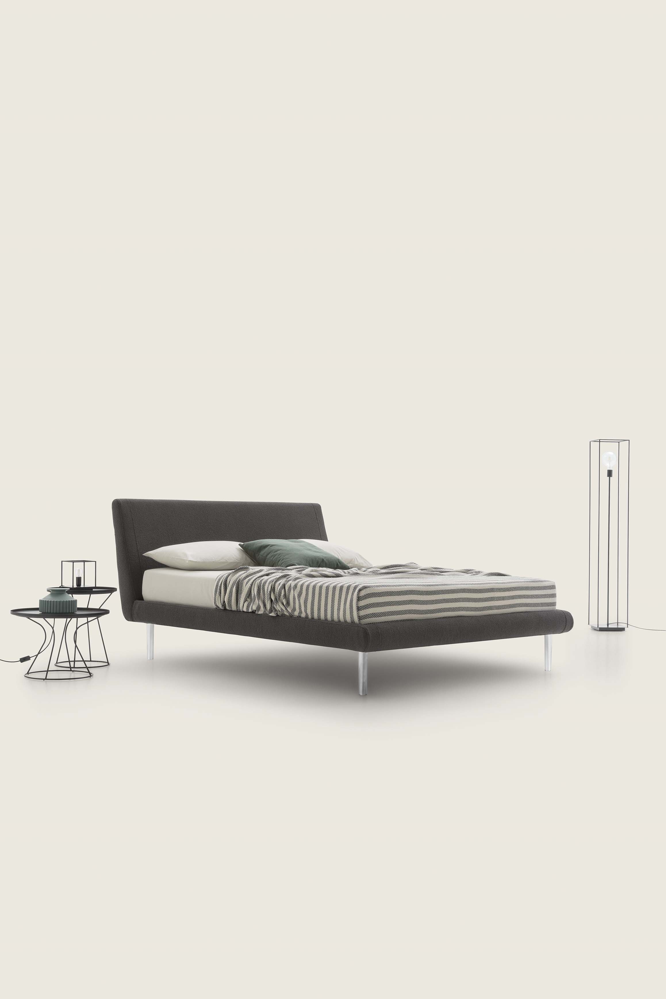 Letto matrimoniale color grigio scuro con giroletto medio alto e testiera semplice liscia