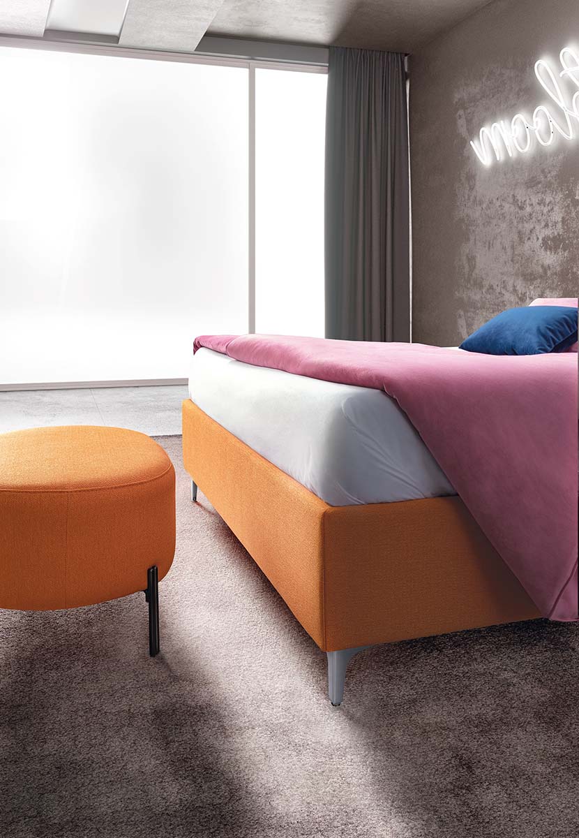 Dettaglio della pediera e di un pouf abbinato colore Denver 307: tessuto arancione dalla texture spessa