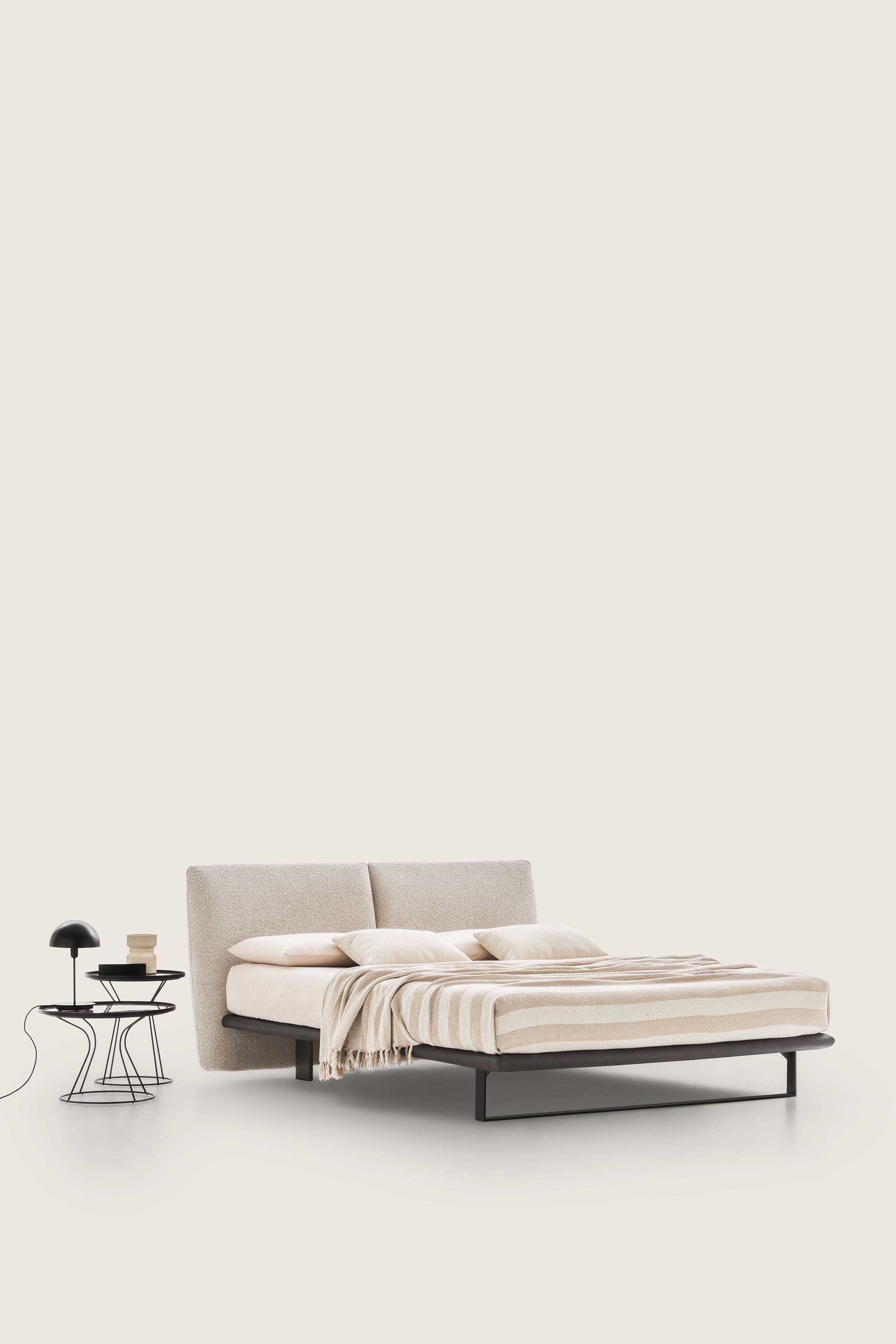 Letto matrimoniale con testiera color panna e giroletto sottilissimo color grigio scuro