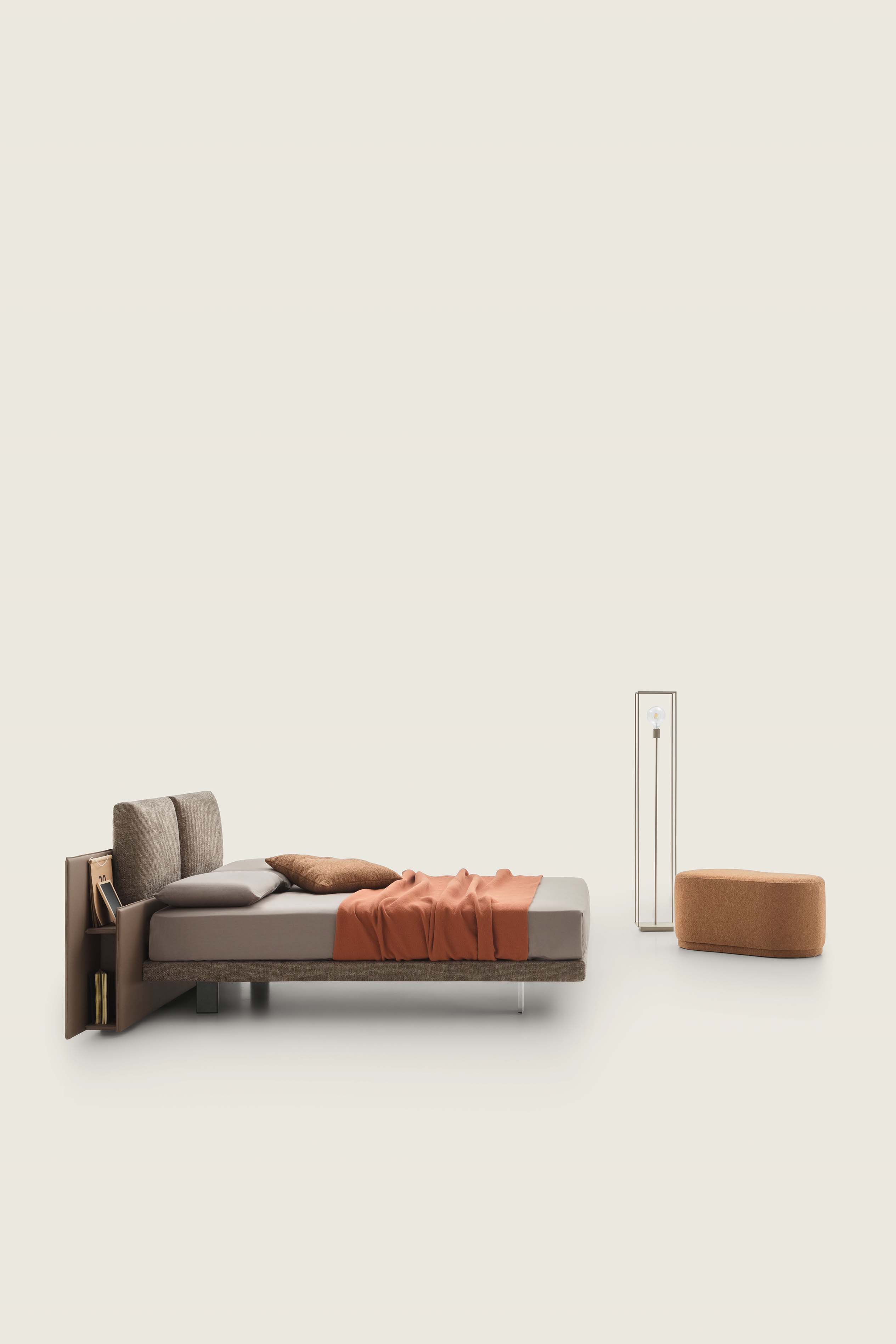 Letto matrimoniale alto di color marrone e grigio con piedini trasparenti