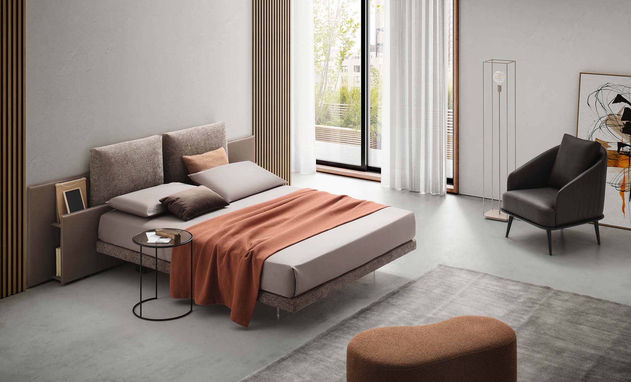 Stanza arredata con letto matrimoniale moderno con testiera portaoggetti e piedini trasparenti
