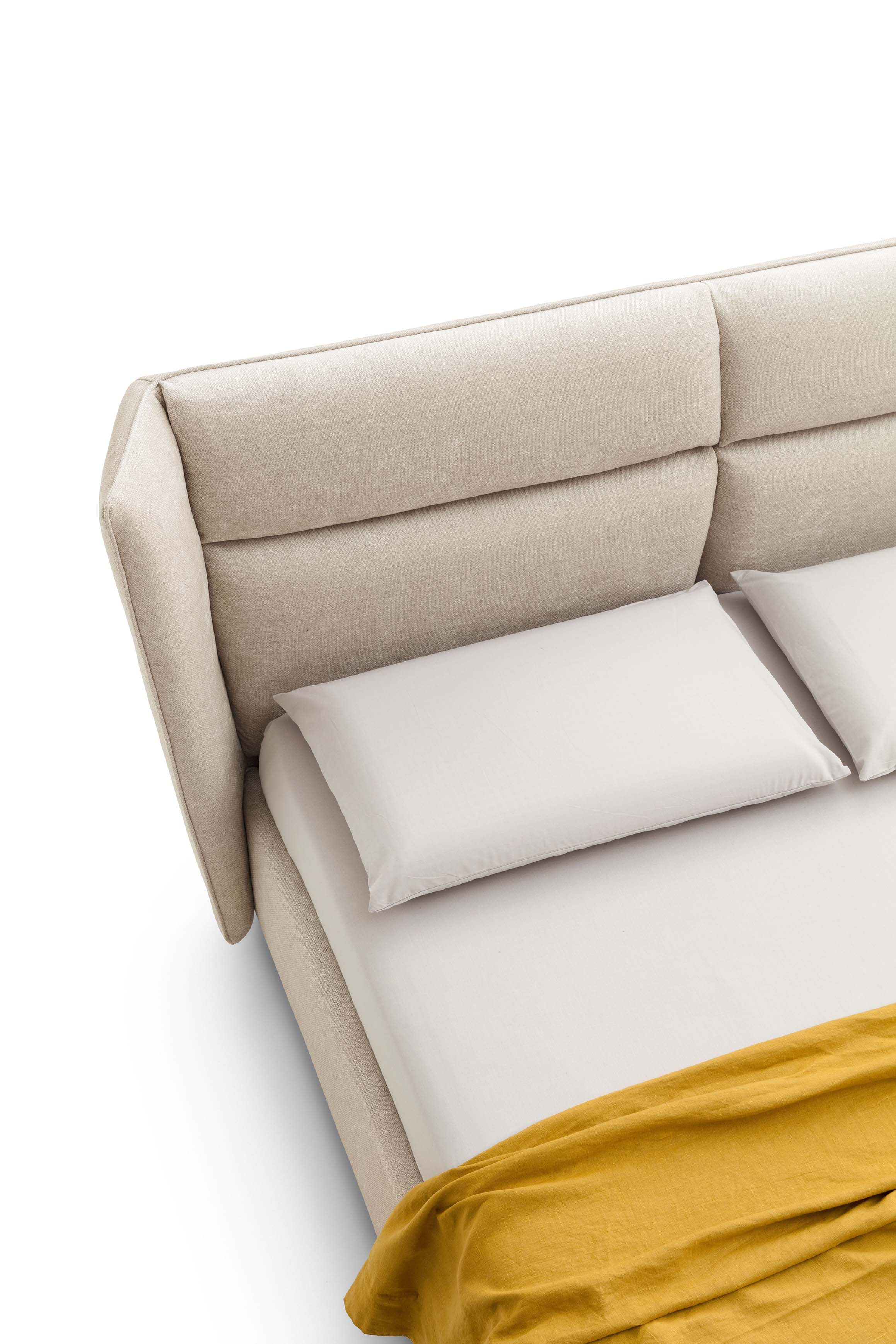 Letto con testiera alta e ampie ali laterali di appoggio