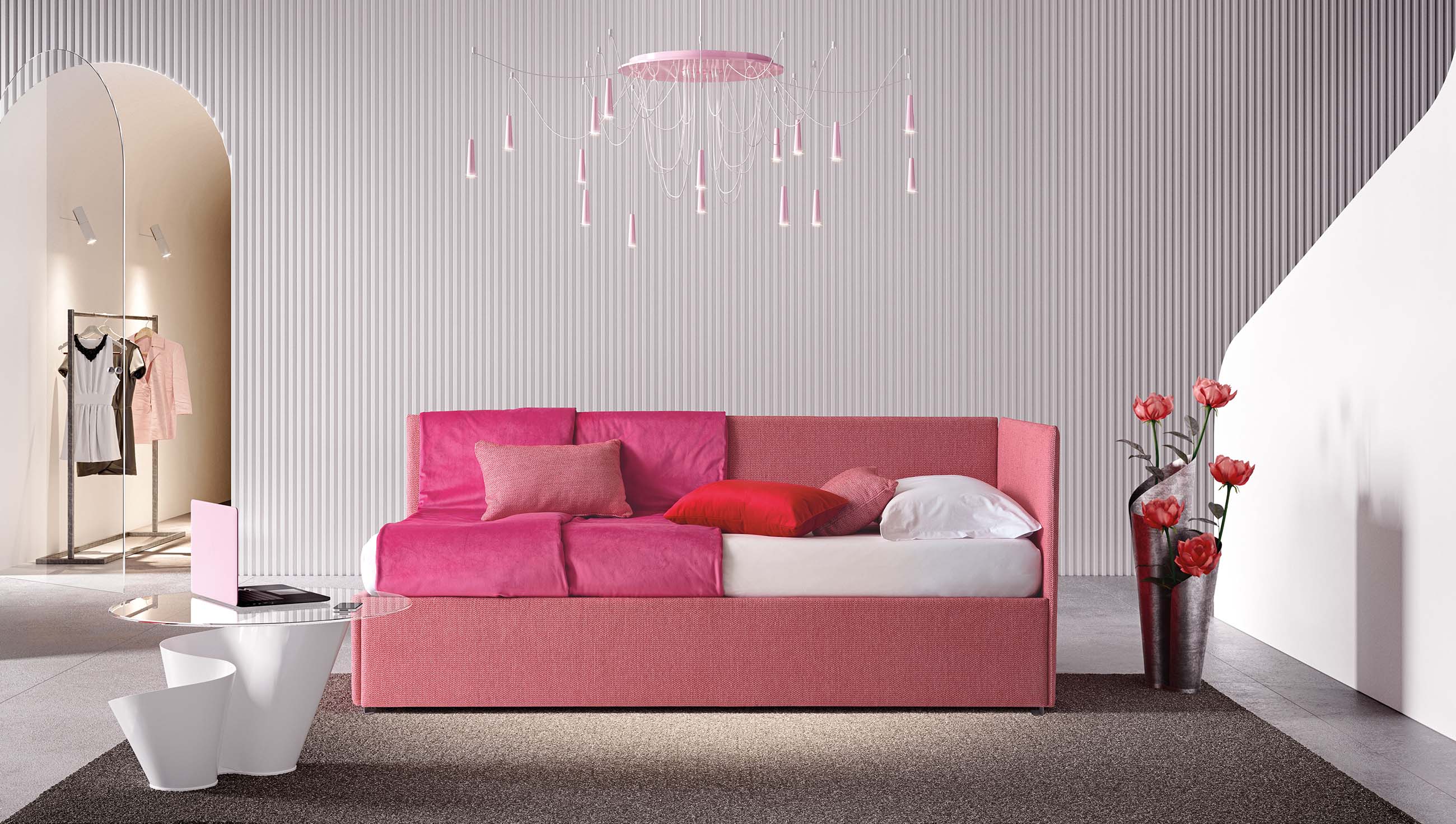 Daybed singolo con testiera e bracciolo che creano una parete angolare al divano per contenere il riposo.