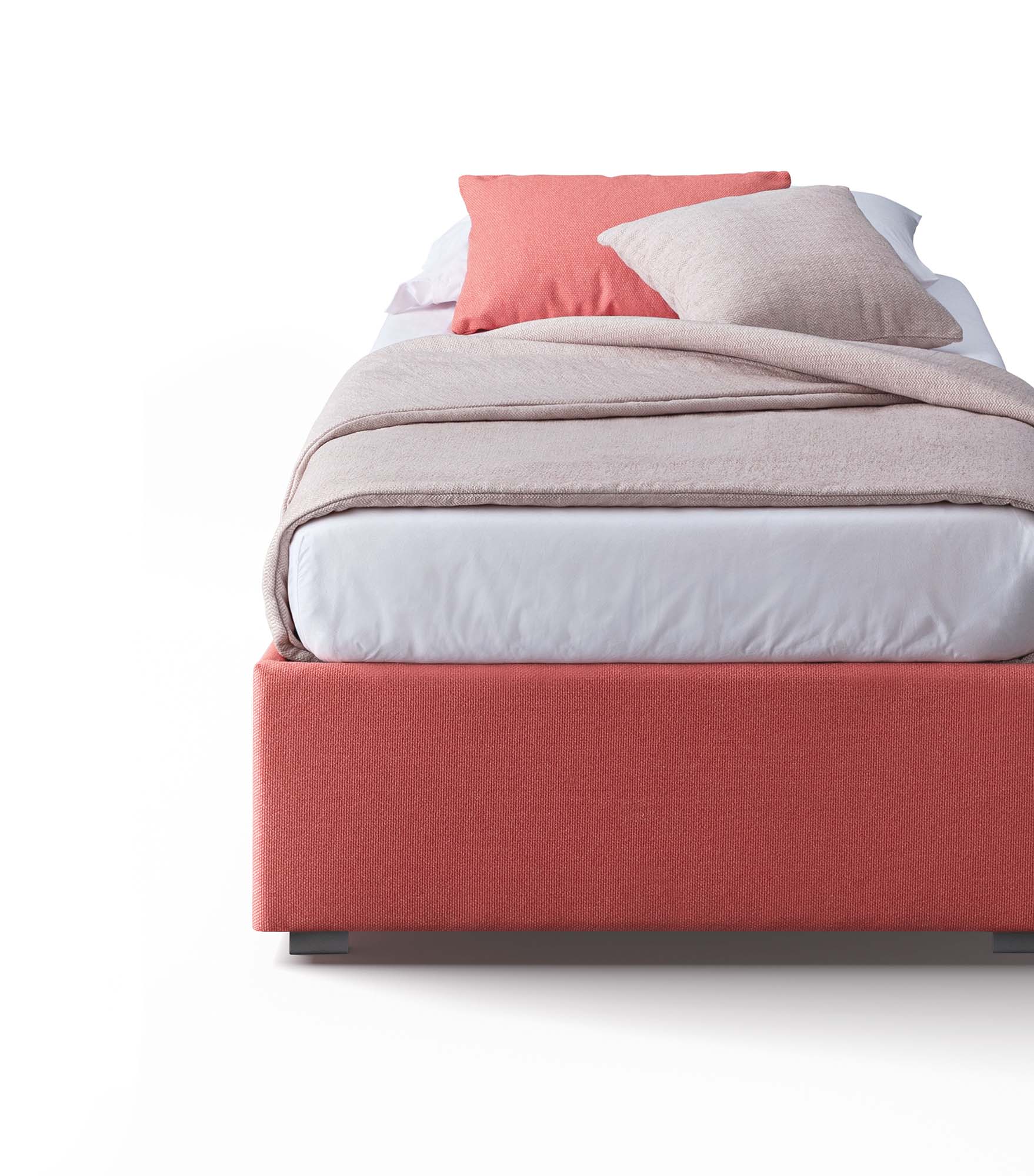 Letto singolo con lenzuola e coperta e giroletto con base molto bassa
