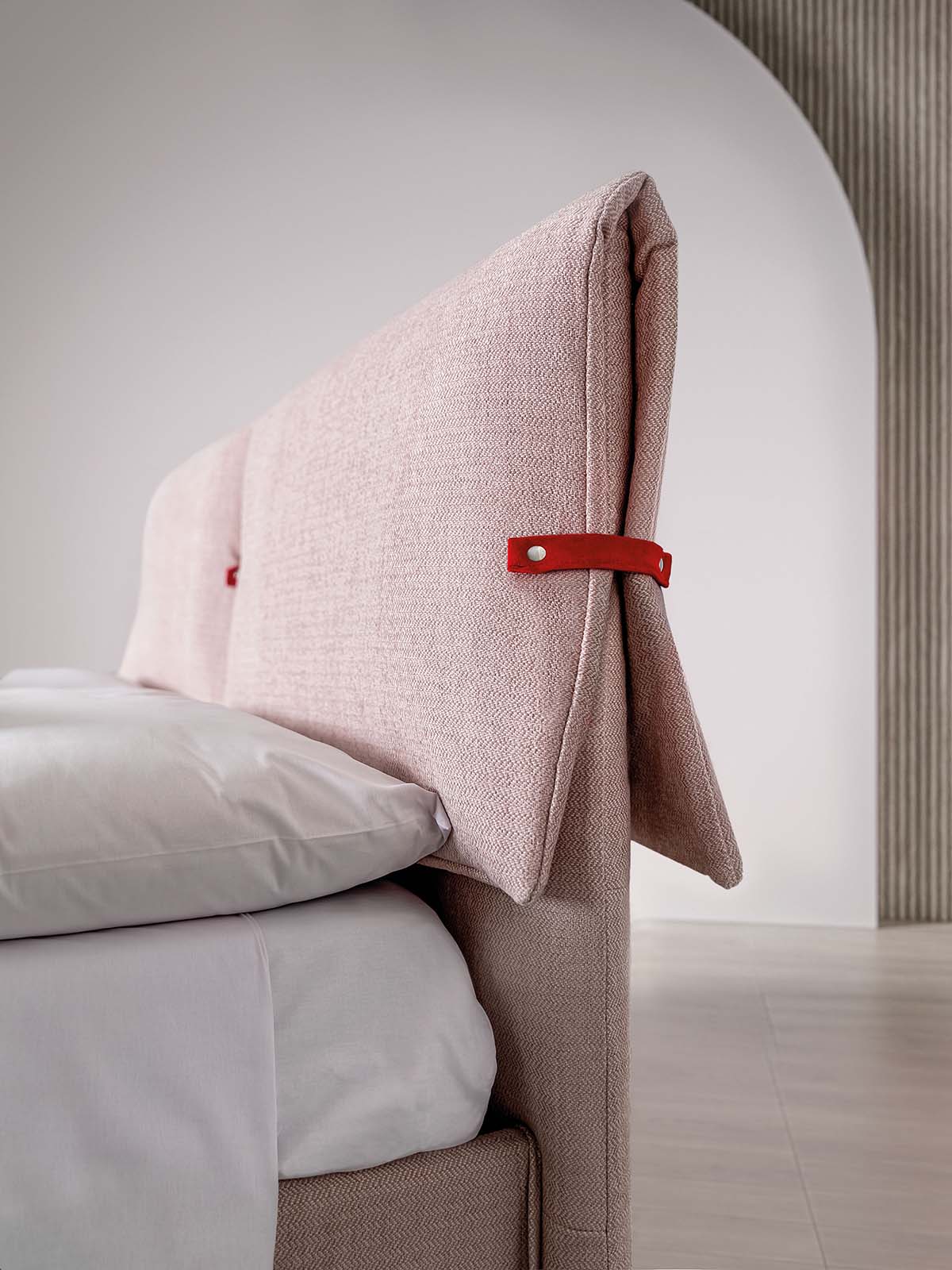 Testiera di un letto con cuscini eleganti