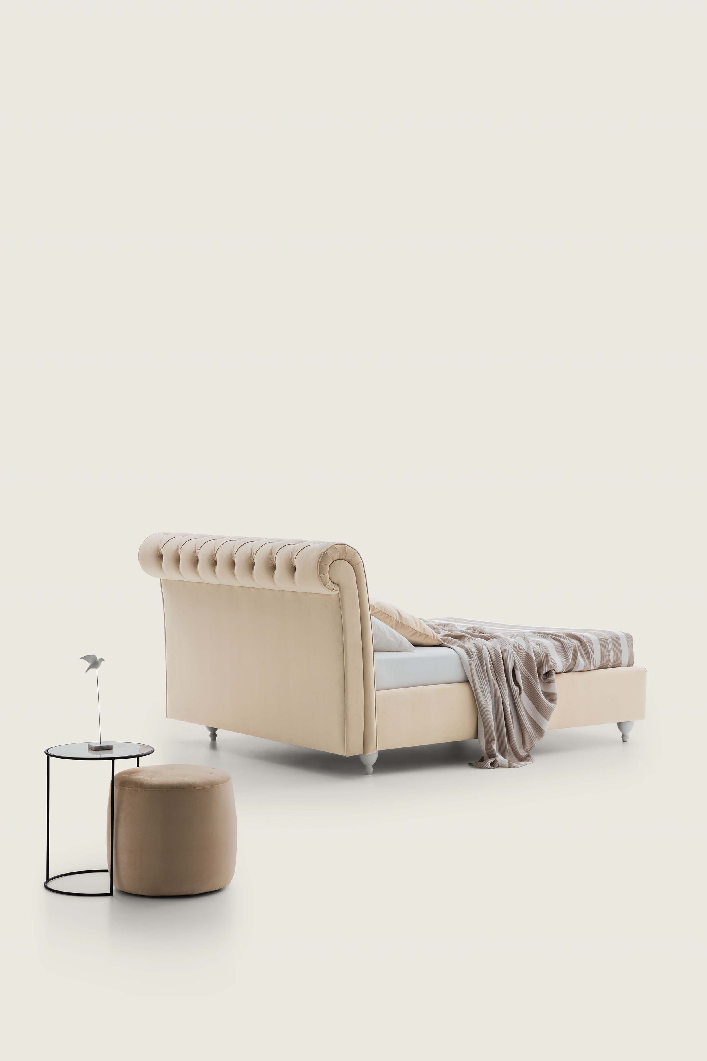 Letto matrimoniale color crema con testiera arrotolata e tessuto liscio