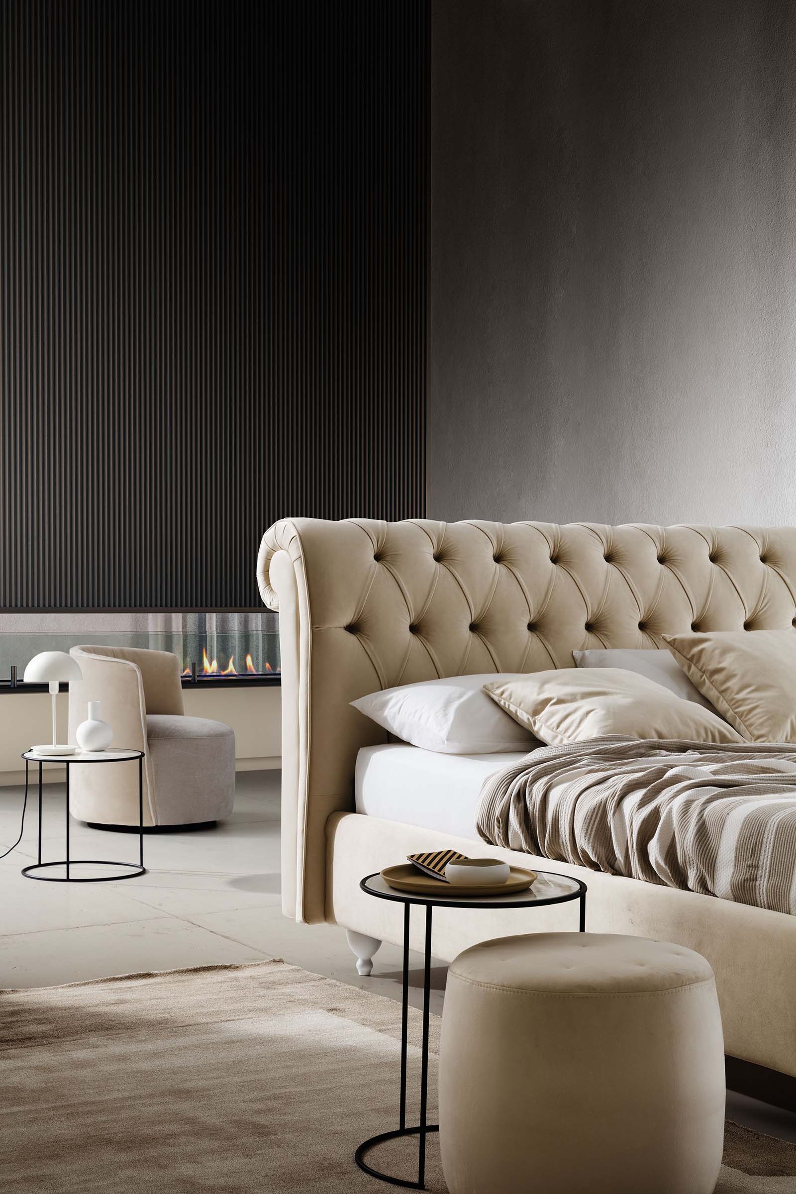 Letto matrimoniale stile chesterfield con testiera arrotolata e piedini di design