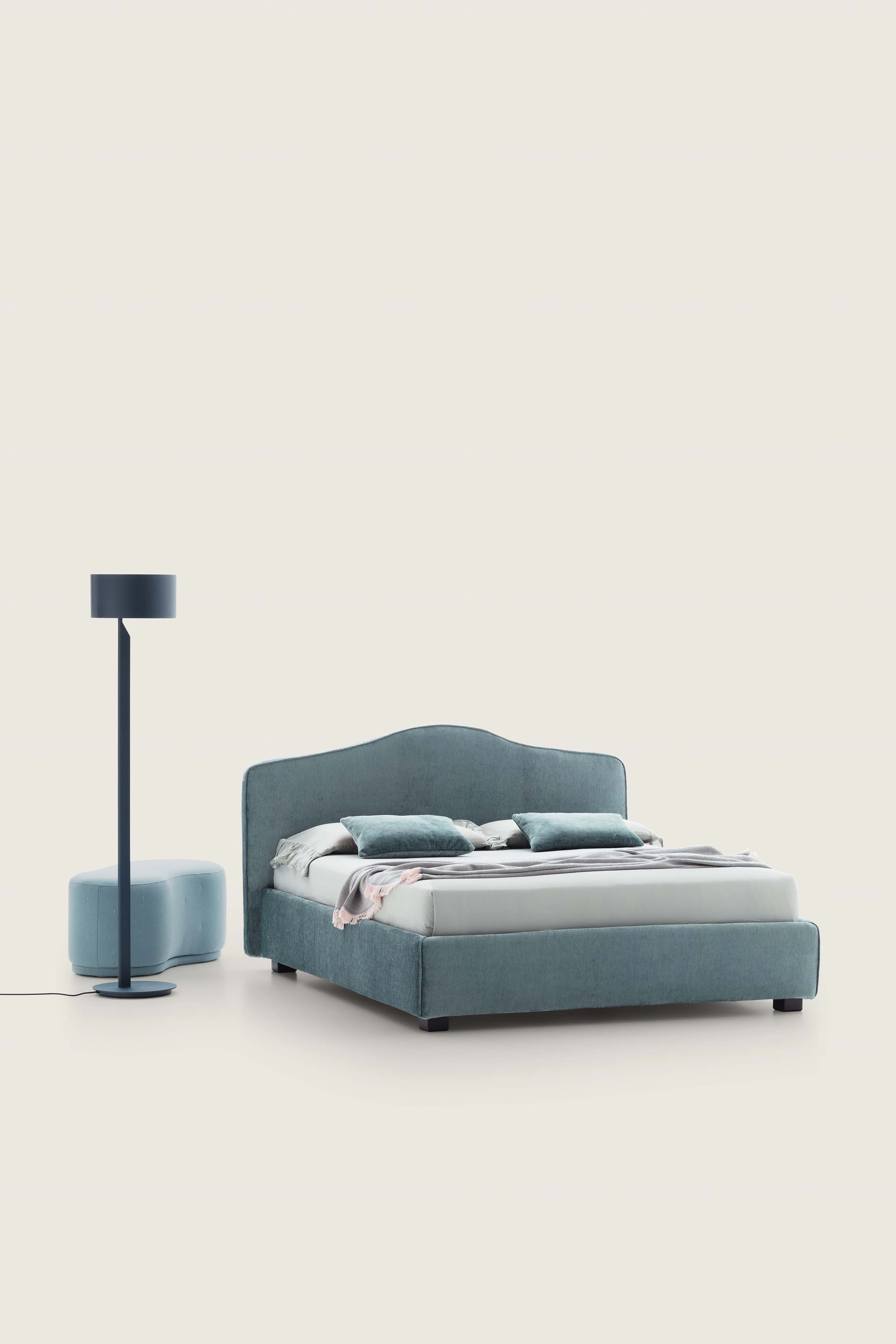 Letto matrimoniale azzurro confetto dallo stile classico con pouf e lampada abbinati