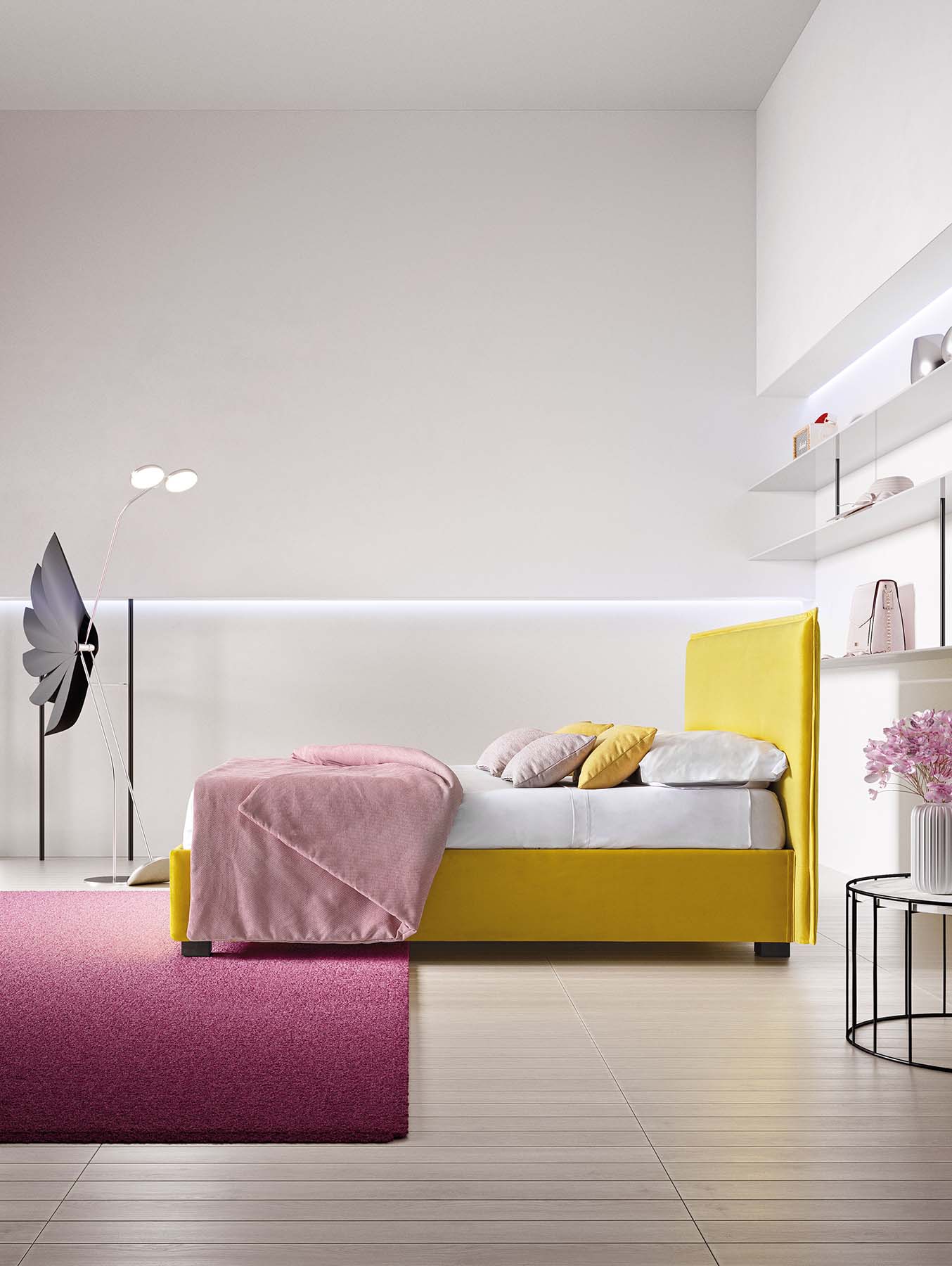 Letto salvaspazio color giallo con ingombro minimo della testiera