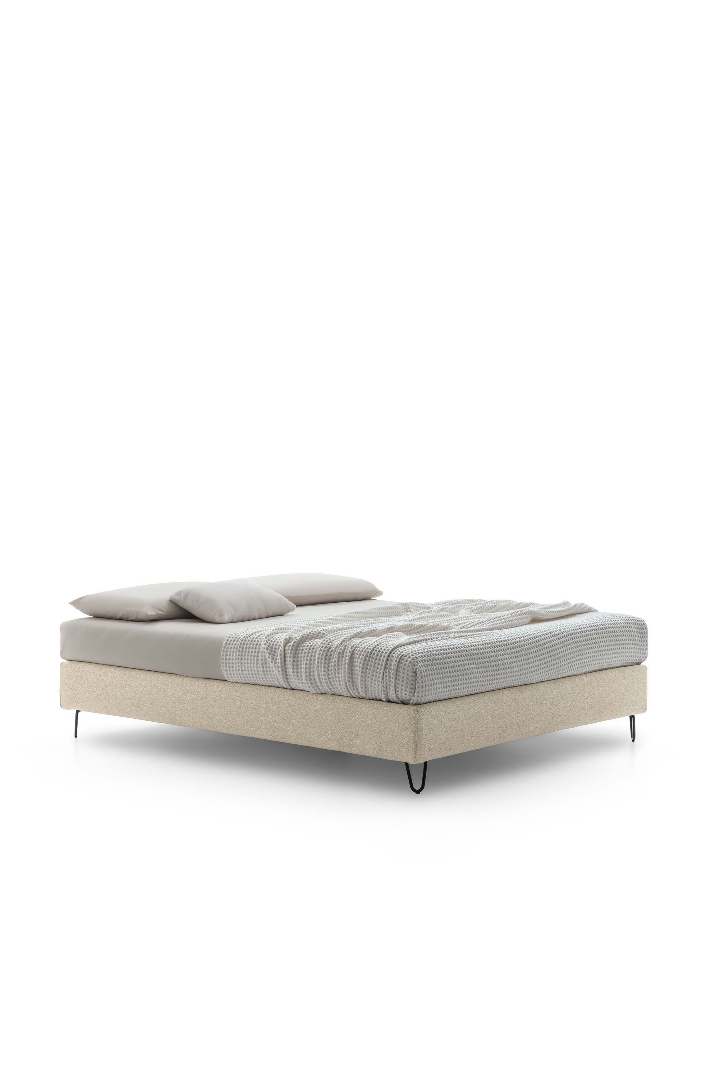 Letto senza testiera con piedini di design in ferro verniciato