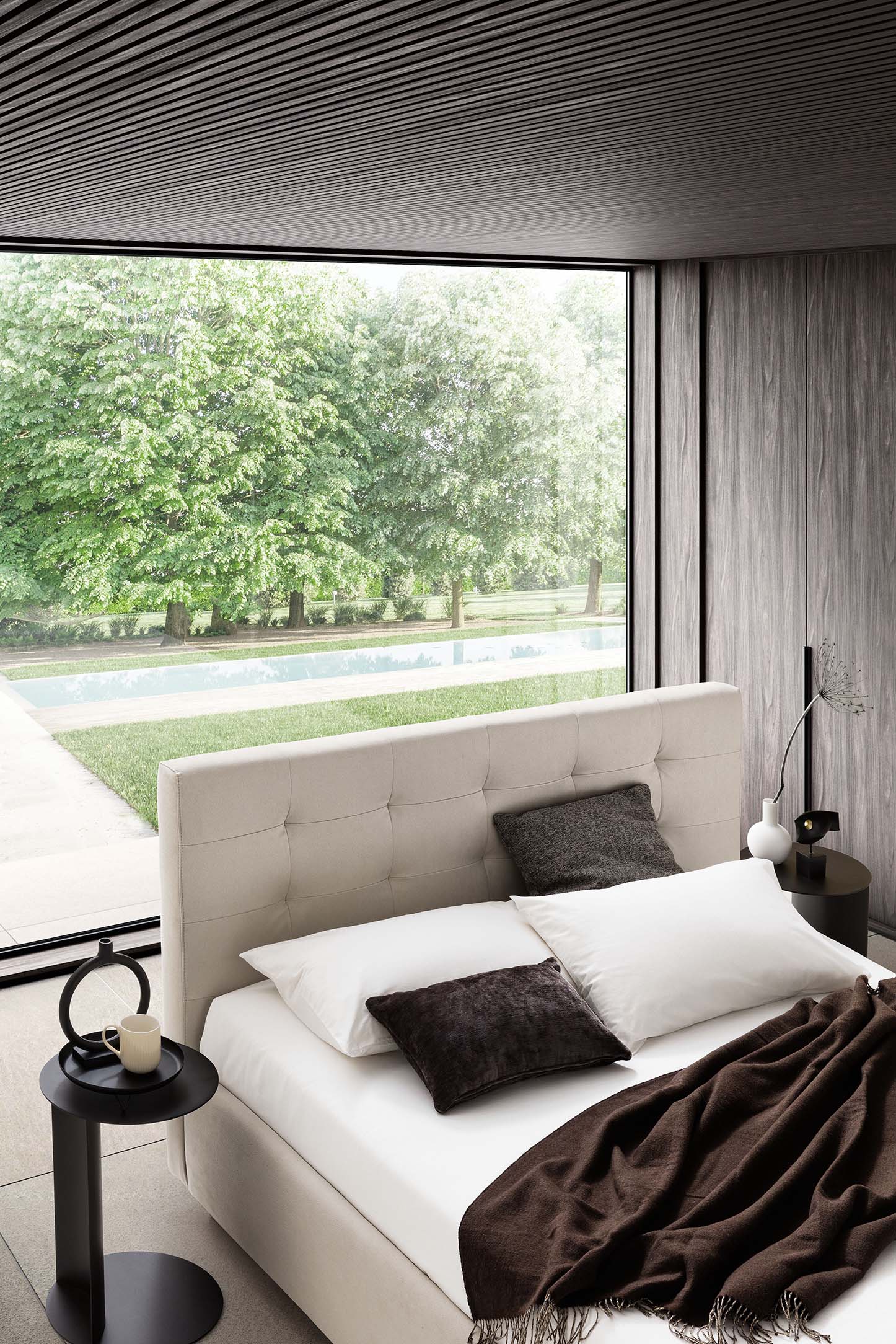Stanza moderna arredata con letto matrimoniale bianco dallo stile classico moderno