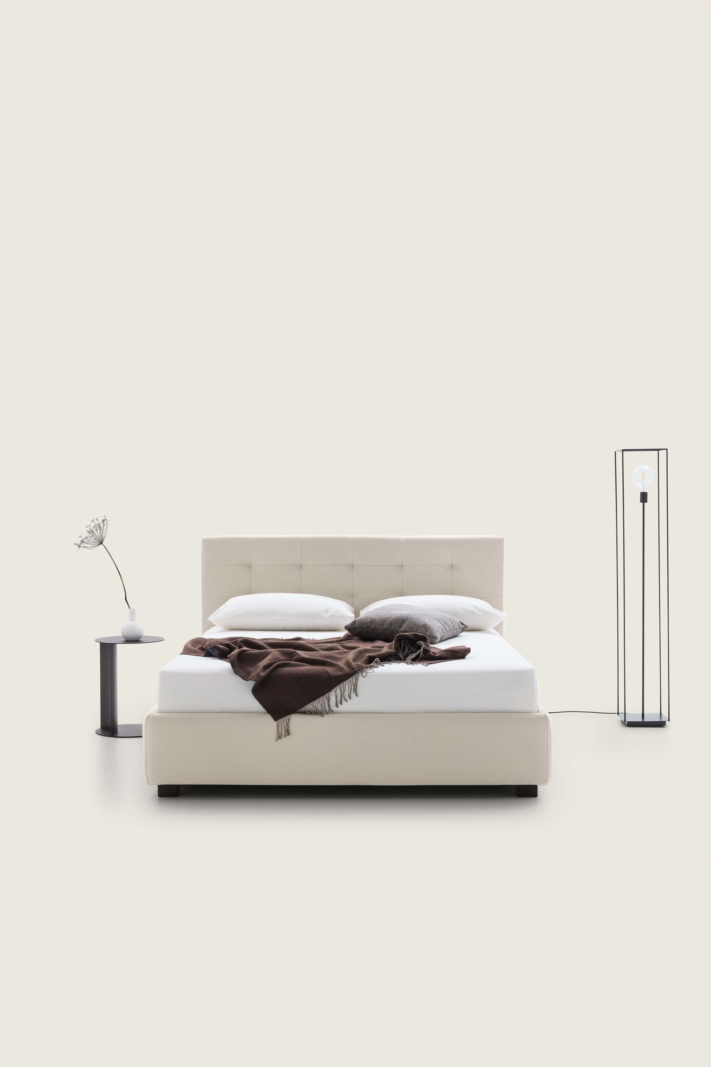 Letto matrimoniale moderno di colore bianco/panna con testata trapuntata rettangolare