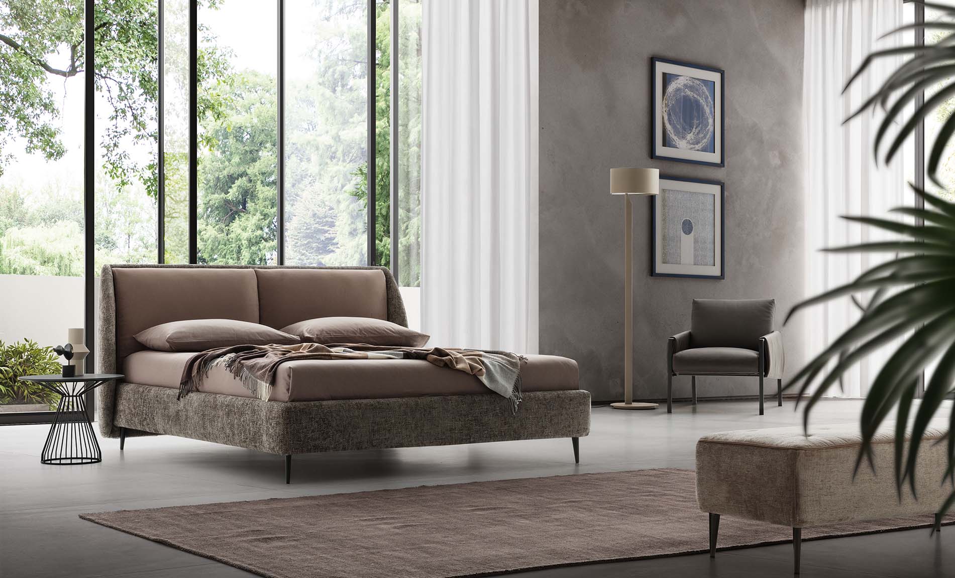 Stanza moderna arredata con letto moderno con cuscinotti e ali laterali