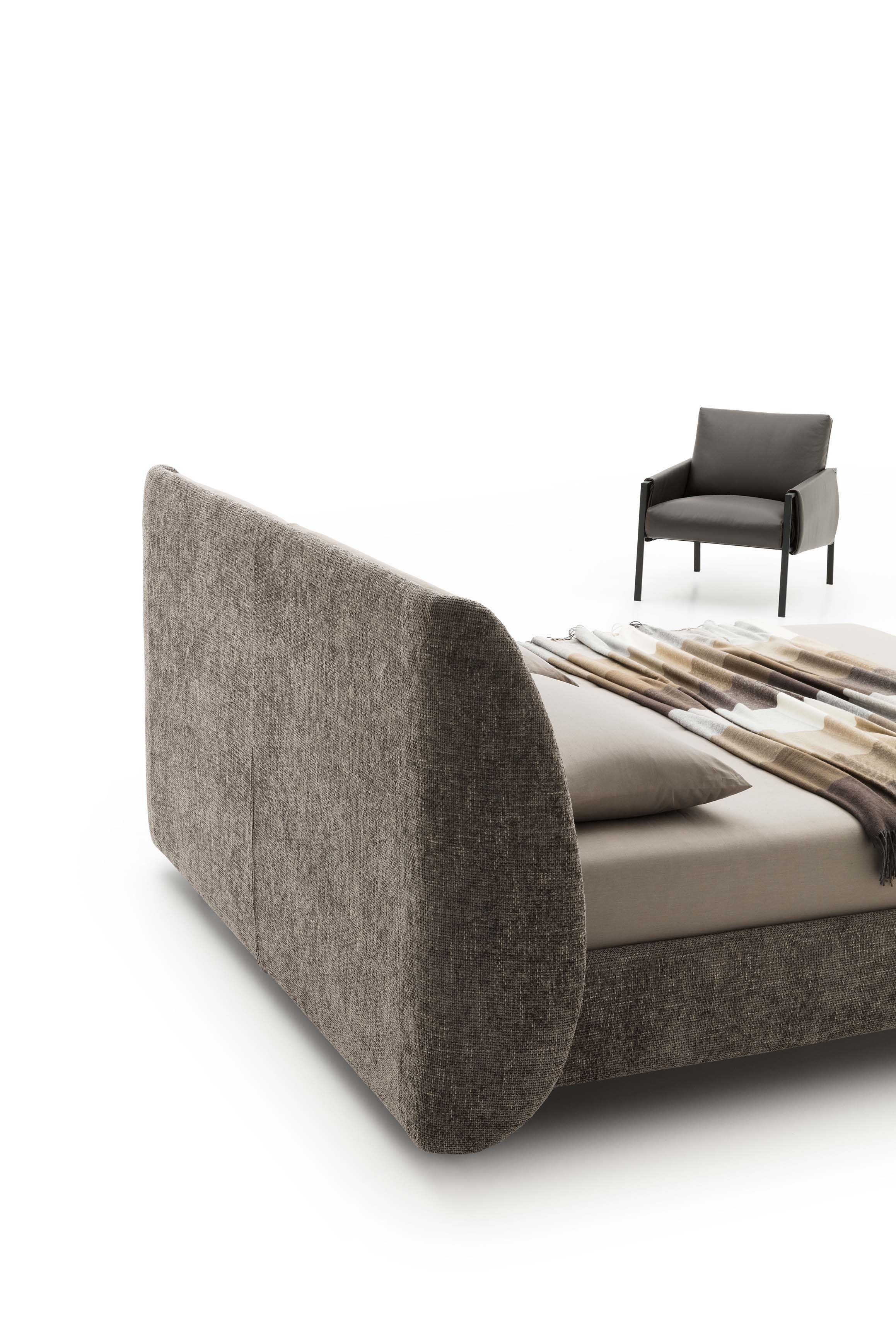 Dettaglio del retro della testiera di un letto con texture materica