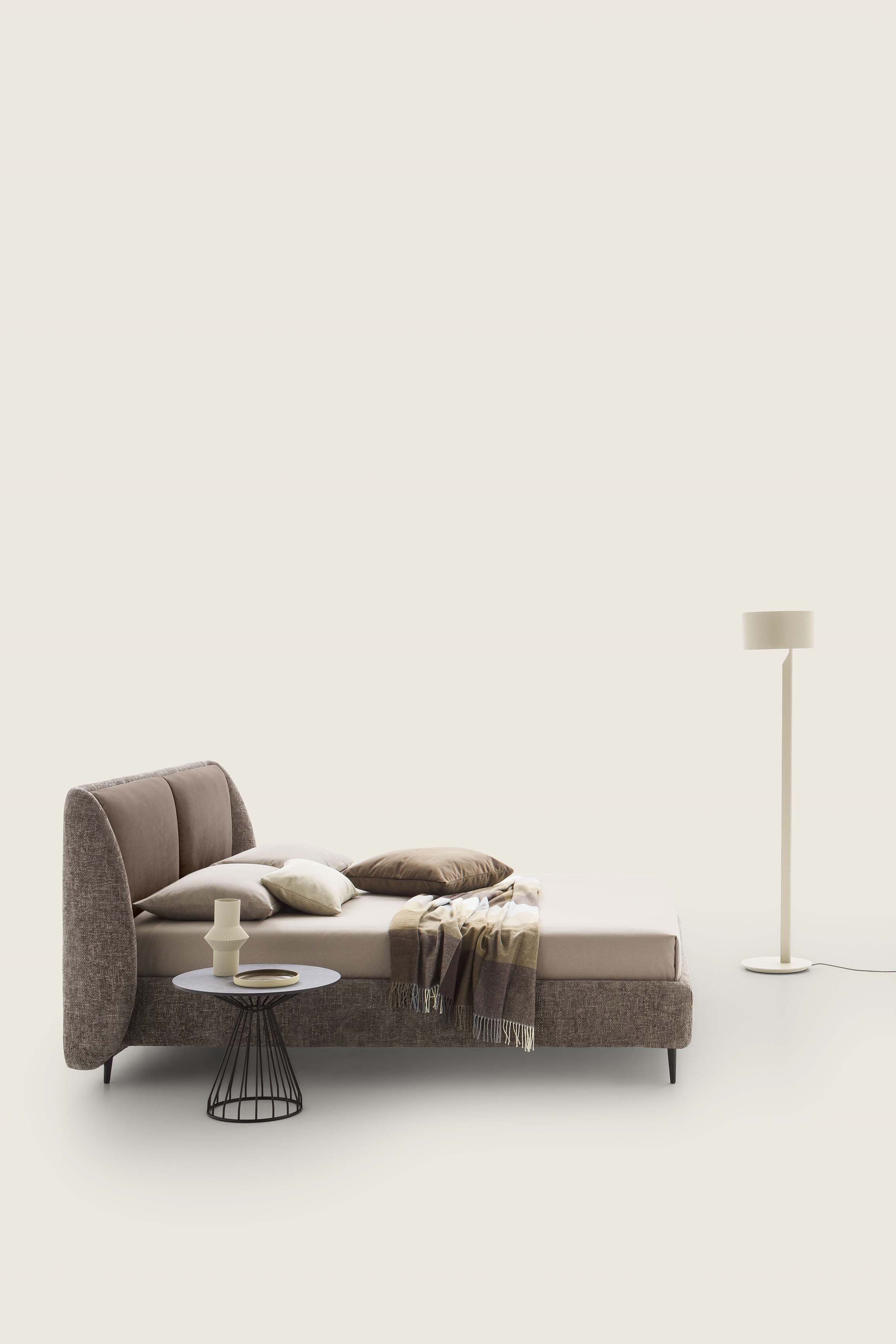 Letto matrimoniale con rivestimenti bicolore grigio scuro e marrone dallo stile moderno
