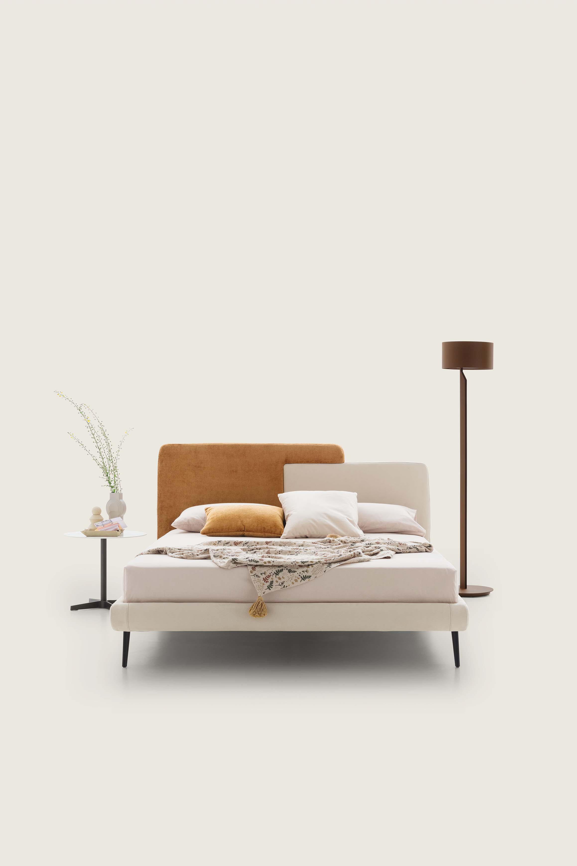 Letto matrimoniale imbottito dallo stile eccentrico con rivestimento color corten e bianco