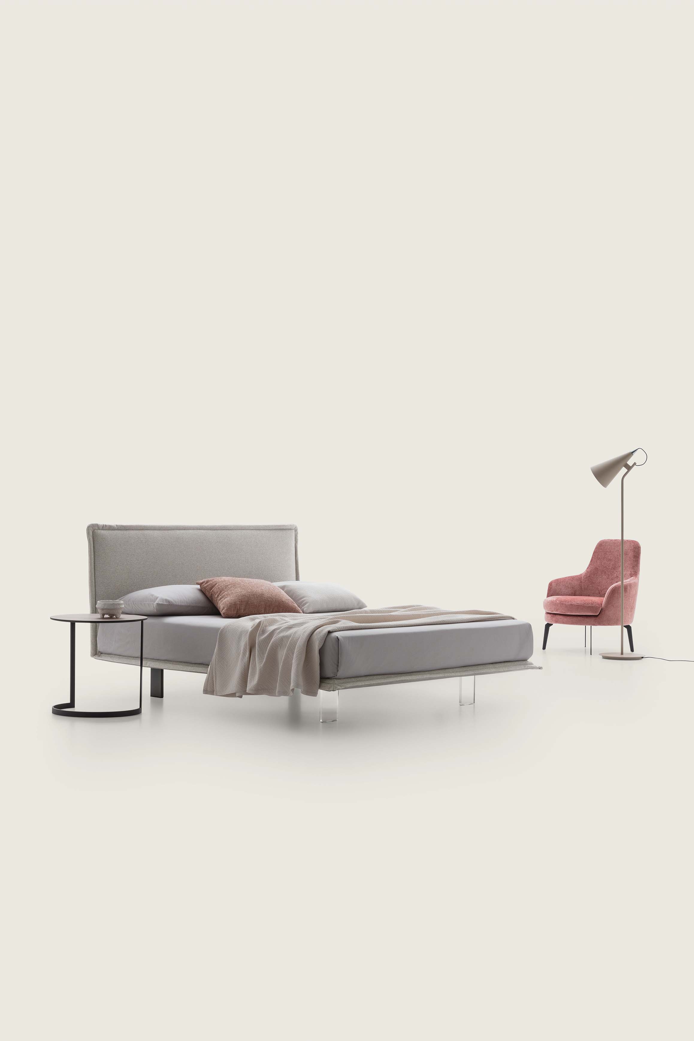 Letto super sottile matrimoniale imbottito grigio-argento con piedini alti in vetro