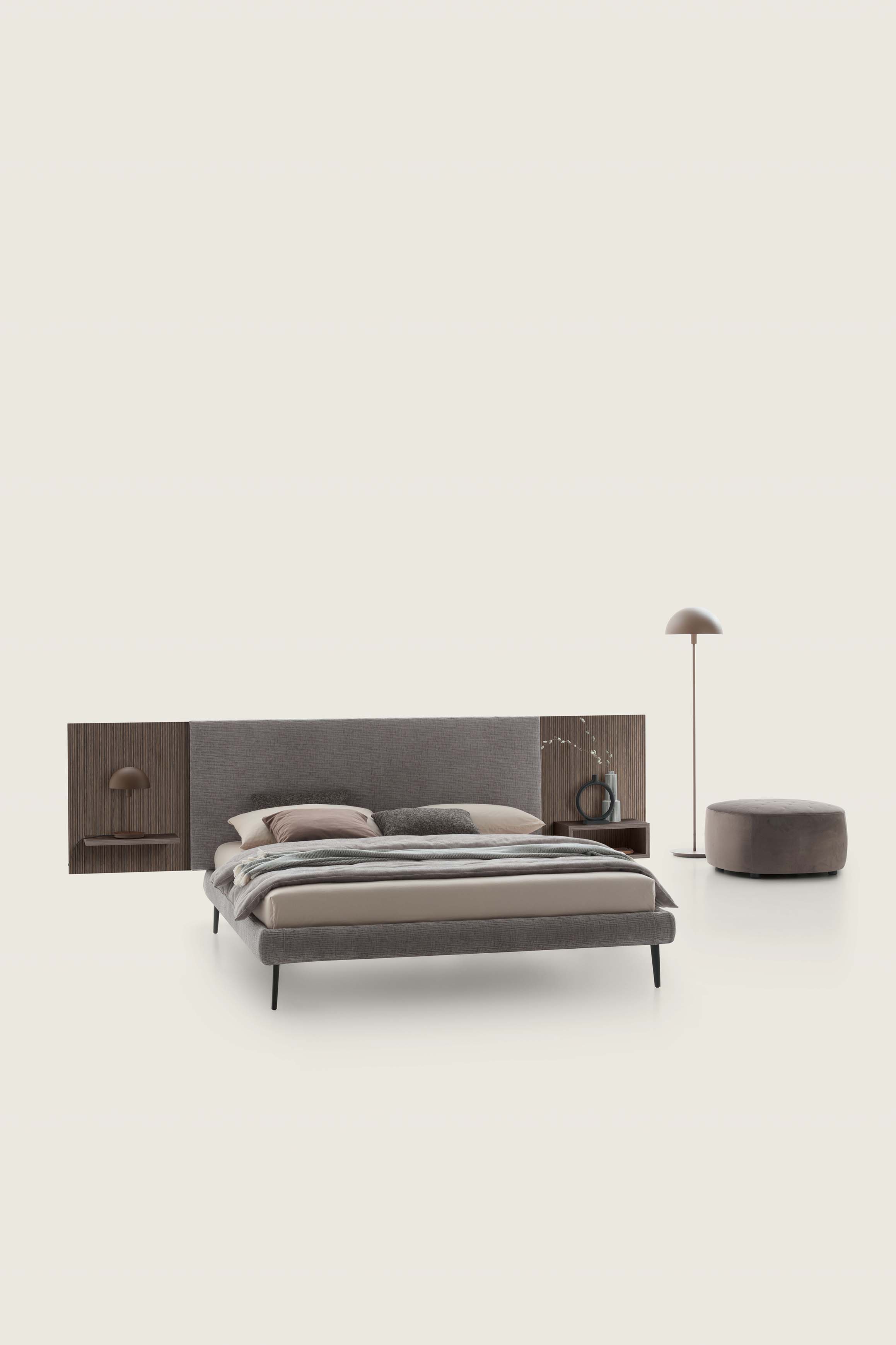Letto matrimoniale alto grigio con testiera imbottita e pannelli di legno laterali