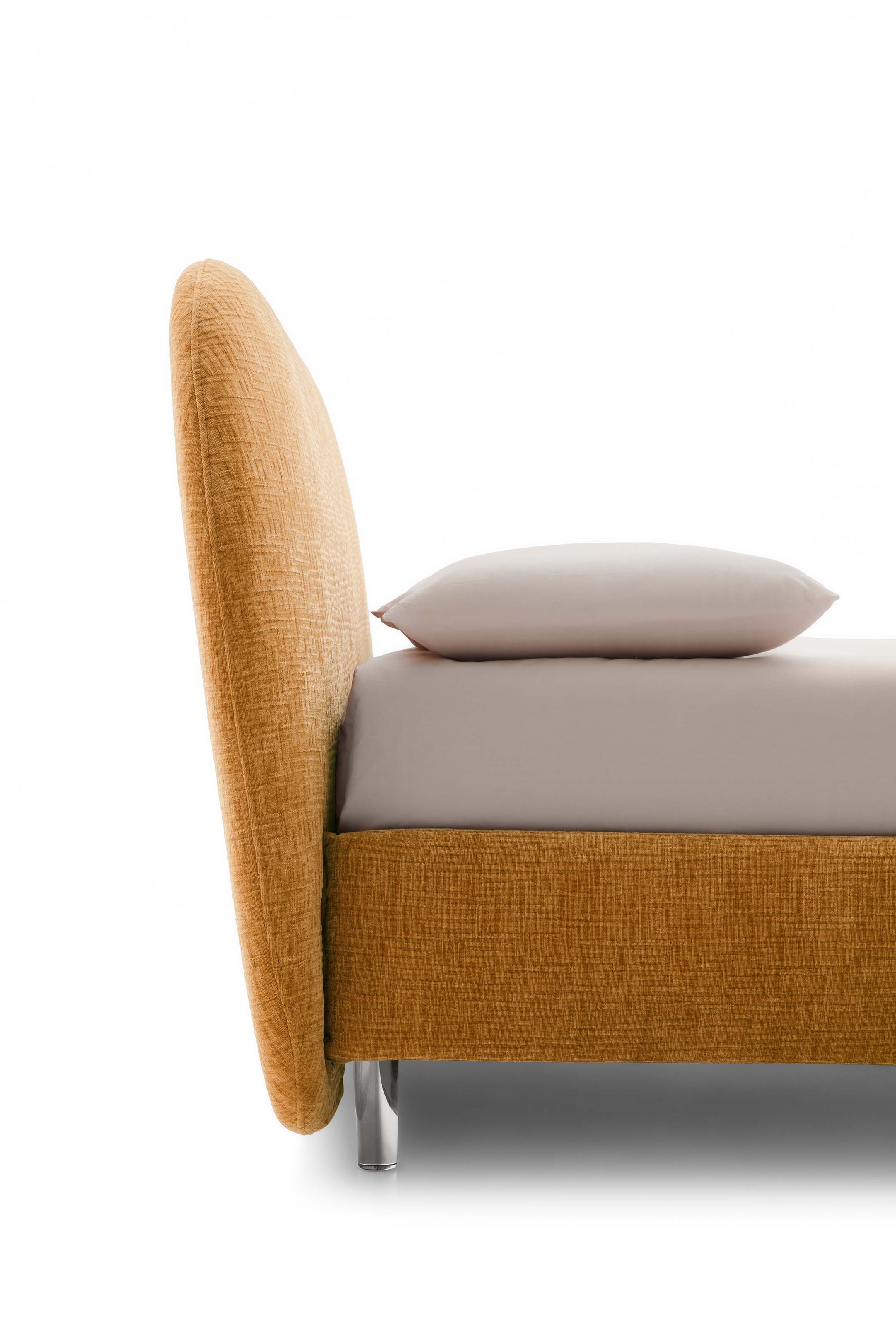 Dettaglio della testiera di un letto matrimoniale stile vintage