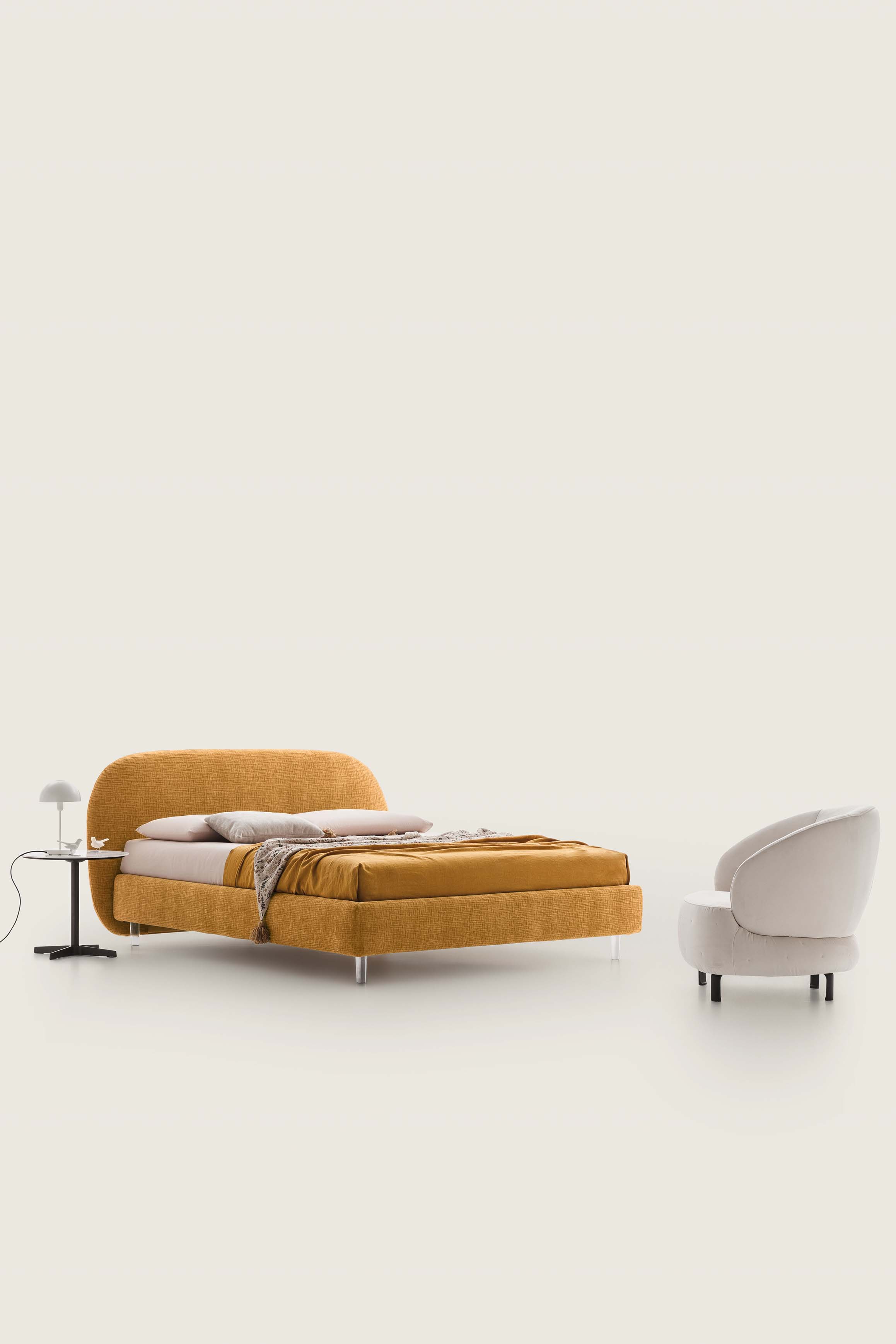 Letto matrimoniale color giallo senape stile vintage con piedini in vetro