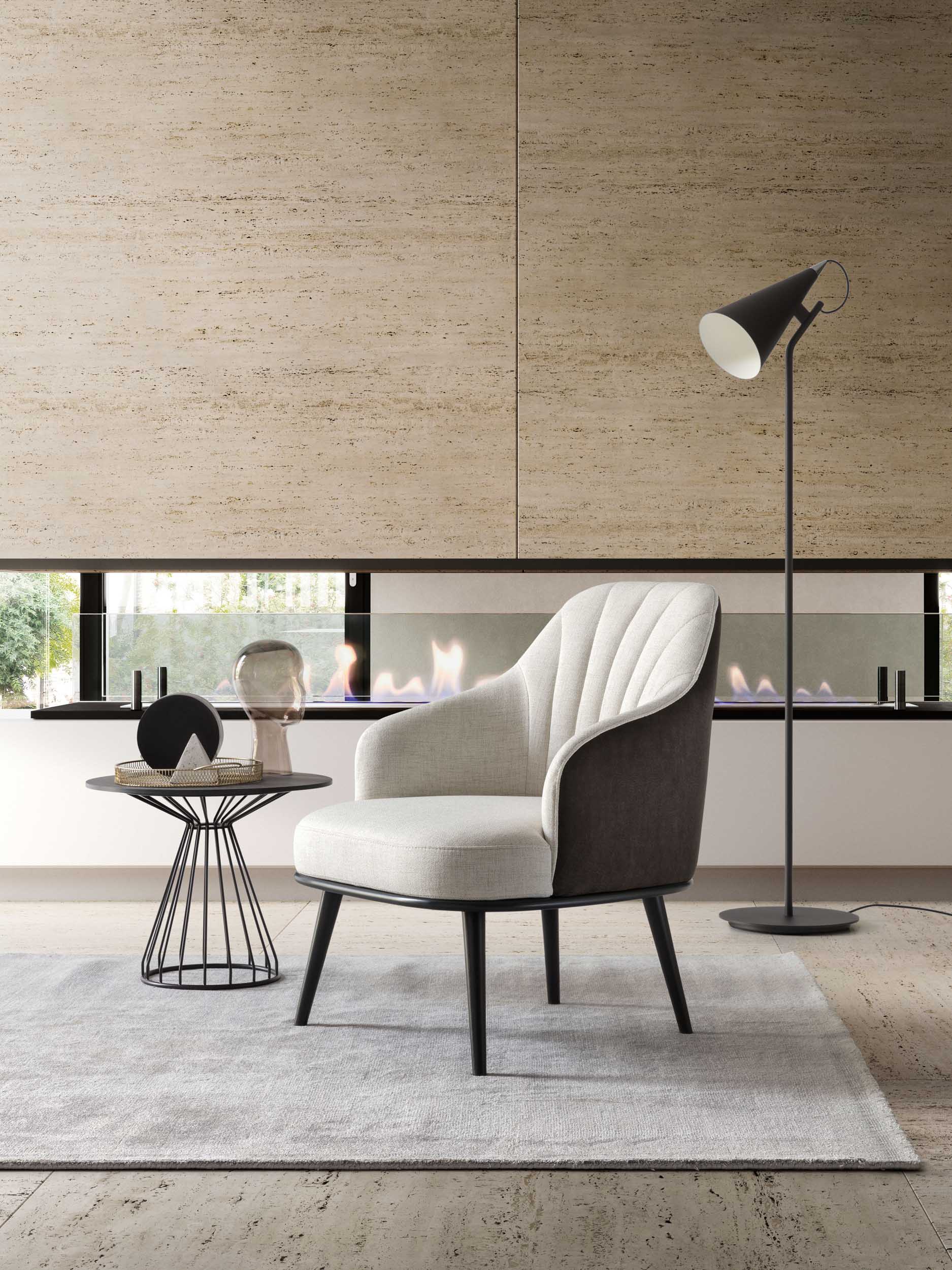 Poltroncina bicolore bianca e nera con piedini slanciati