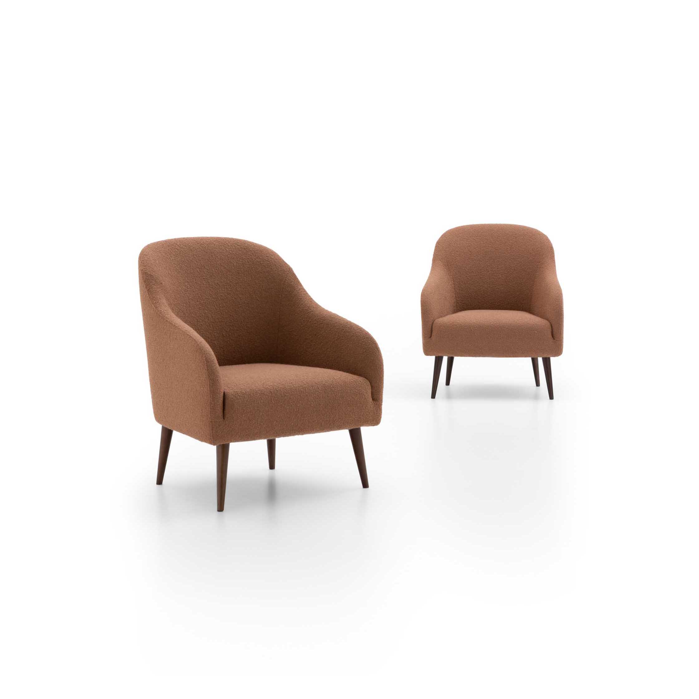 Poltroncina color mattone con schienale tondeggiante