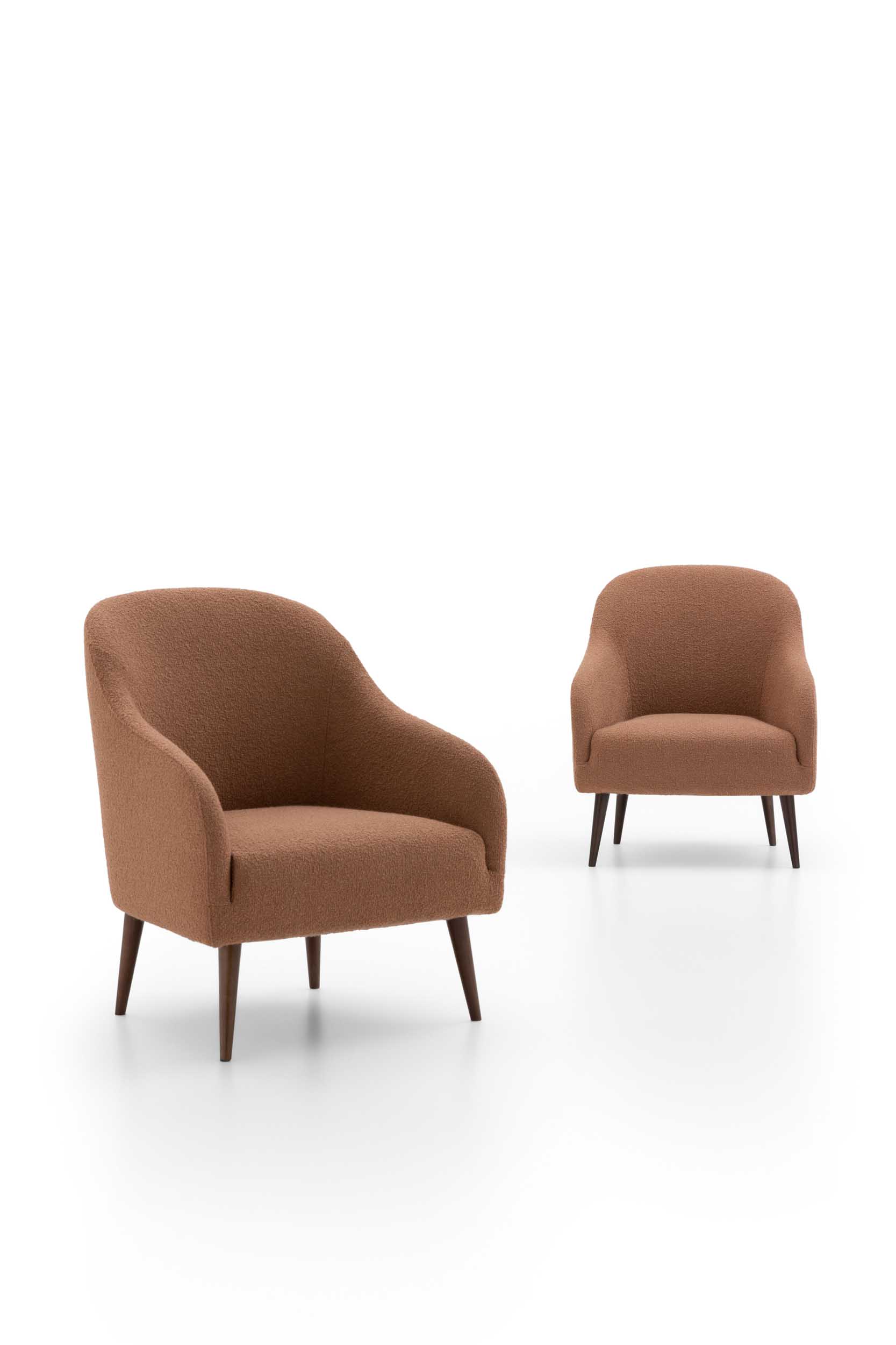 Poltroncina color mattone con schienale tondeggiante