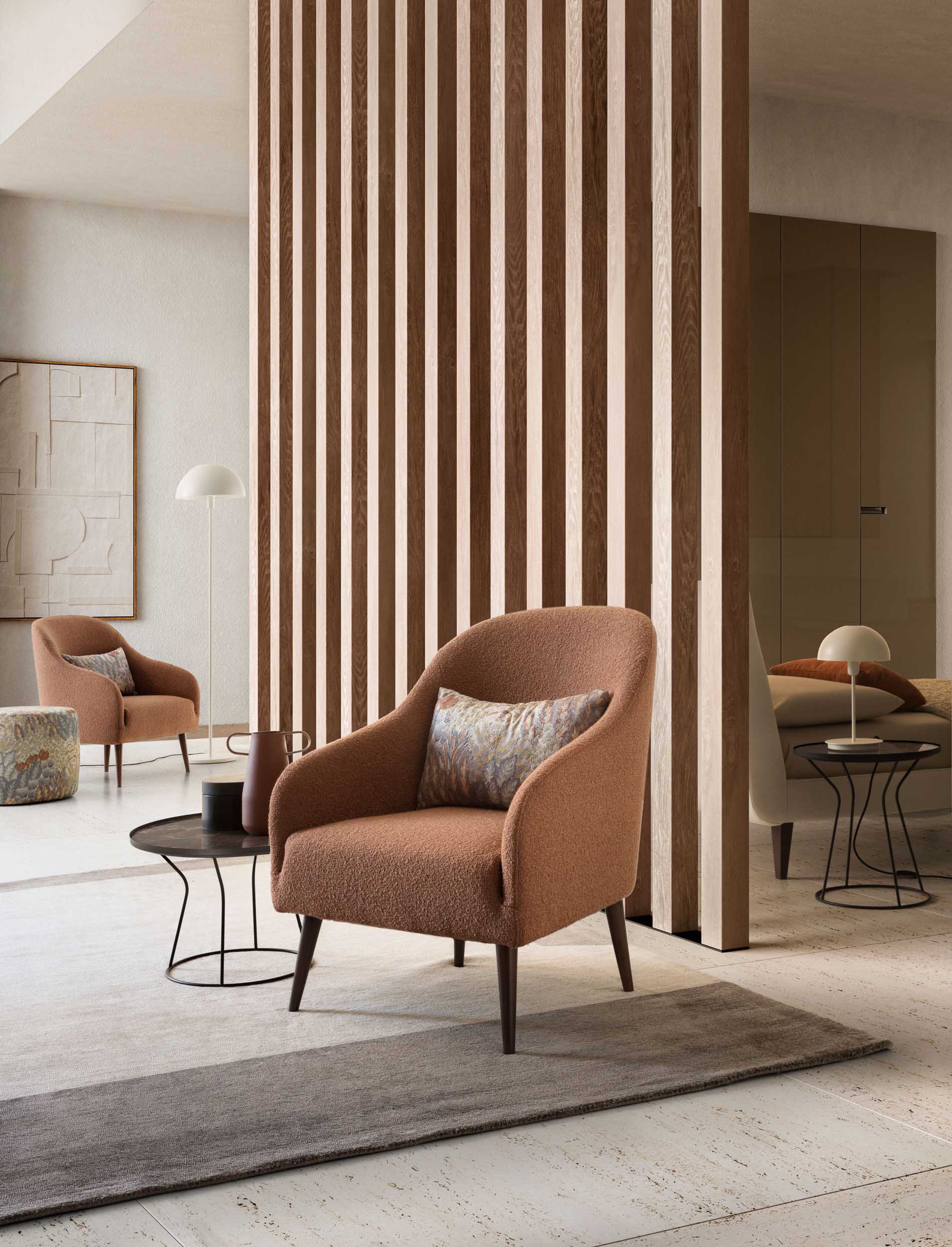 Poltroncina moderna in tessuto dai colori caldi con cuscino