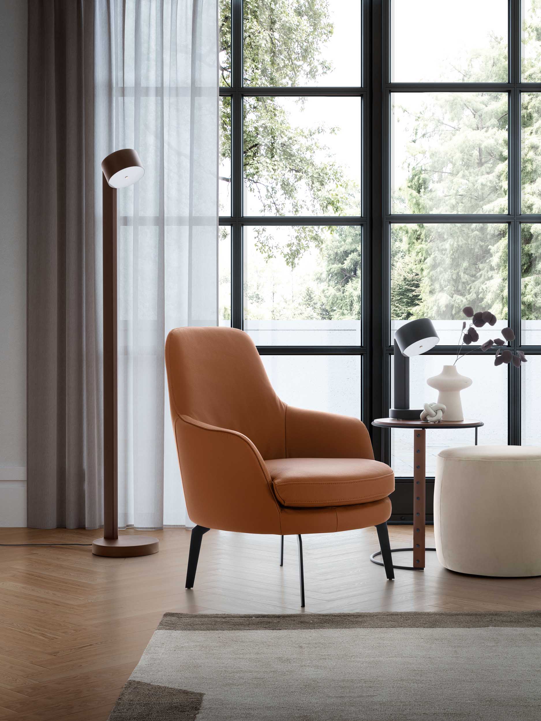 Poltroncina color rame con schienale alto, braccioli e cuscino sulla seduta